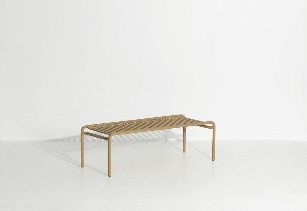Week-End Coffee Table large von Petite Friture in Gold: ovaler Loungetisch aus Aluminium mit horizontalen und vertikalen Lamellen.