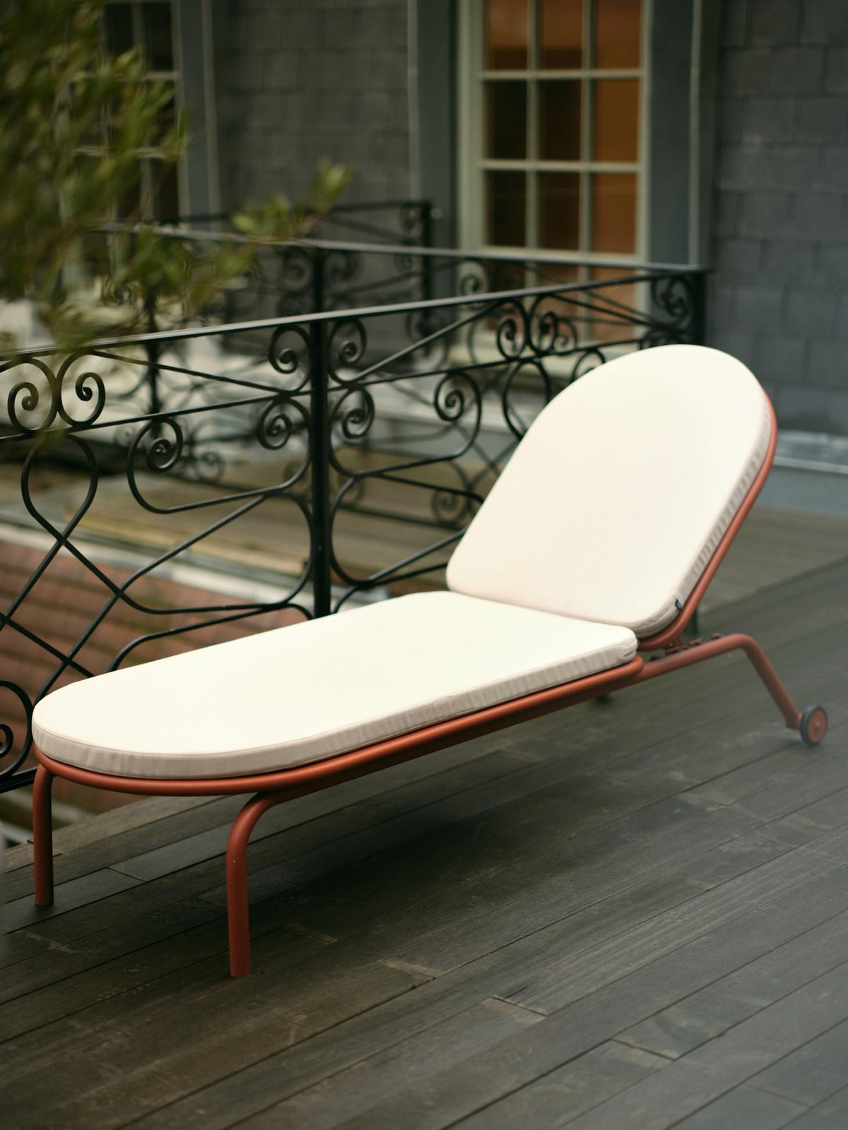 Week-End Coffee Table large von Petite Friture in Gold: ovaler Loungetisch aus Aluminium mit horizontalen und vertikalen Lamellen.