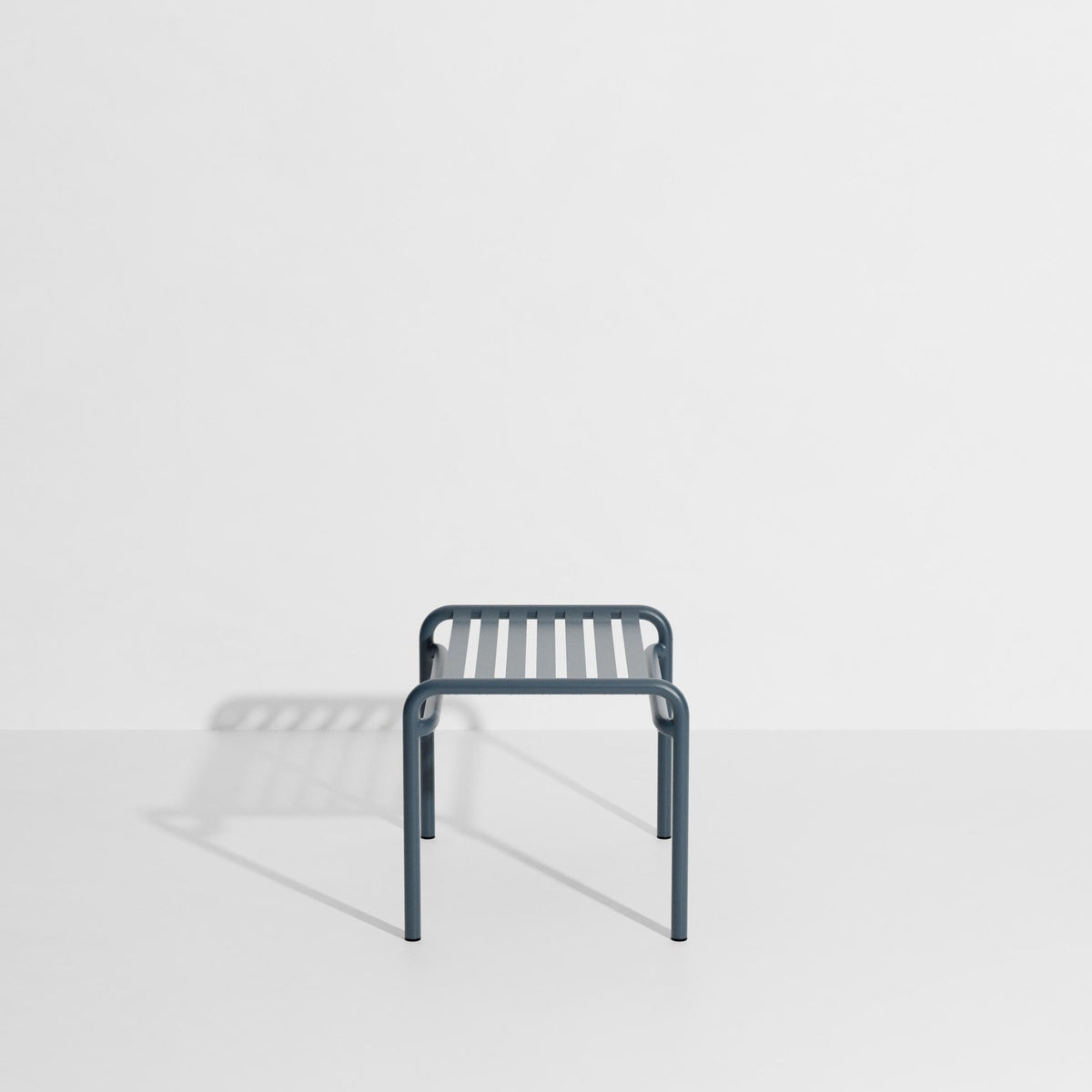 Ovaler Fusshocker aus mattiertem Aluminium mit UV-Pulverbeschichtung, gerahmte Form mit horizontalen und vertikalen Lamellen, Farbe Gelb.