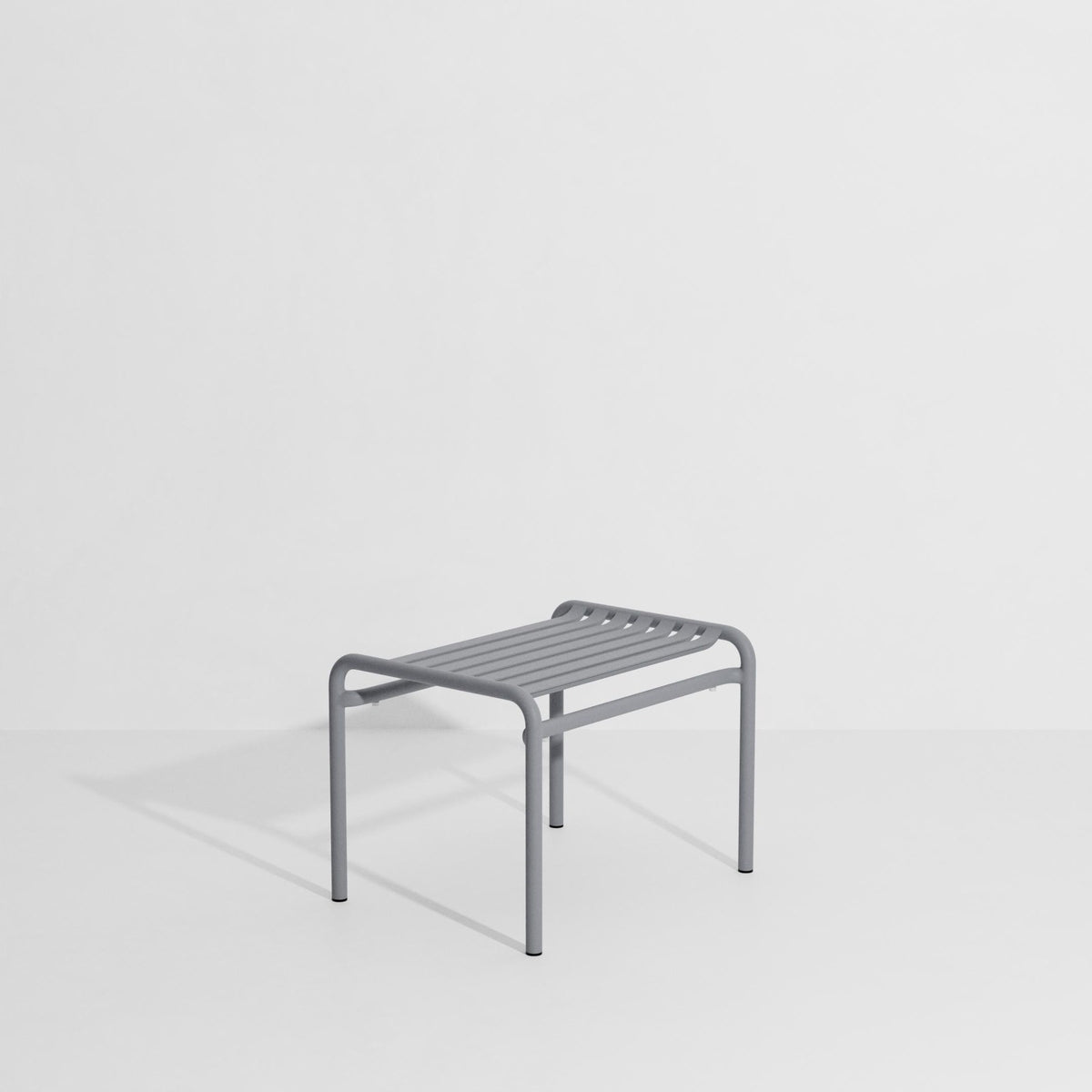 Ovaler Fusshocker aus mattiertem Aluminium mit UV-Pulverbeschichtung, gerahmte Form mit horizontalen und vertikalen Lamellen, Farbe Gelb.