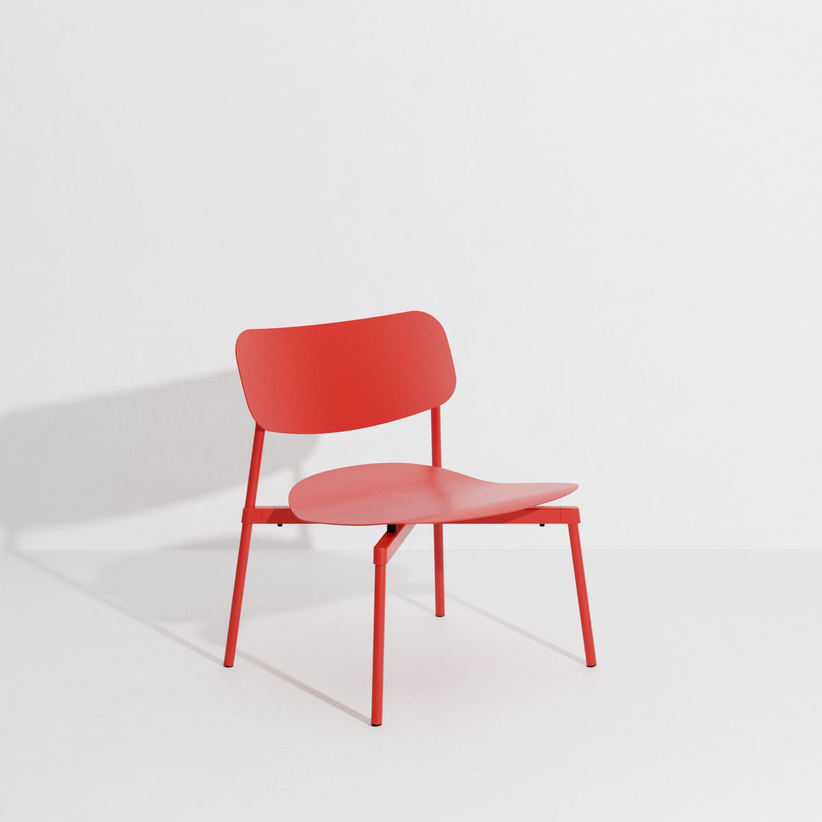 Fromme Lounge Chair von Petite Friture in Steingrau: Sitzmöbel aus mattiertem, grained-beschichtetem Aluminium mit stromlinienförmiger Form.