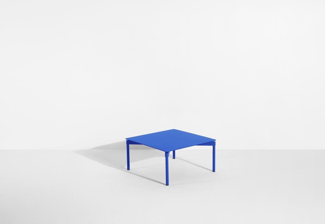 Quadratischer Gartentisch Fromme von Petite Friture aus mattiertem, grained Aluminium mit anti-UV-Pulverbeschichtung in Coral, 70x70cm, Höhe 73cm.
