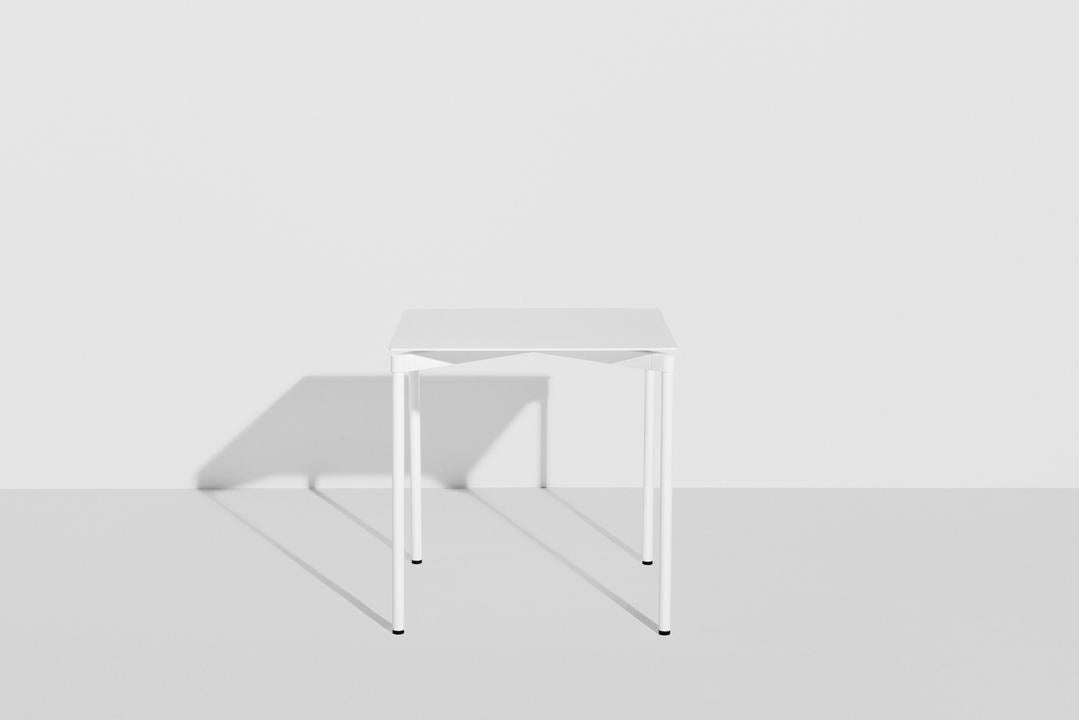 Quadratischer Gartentisch Fromme von Petite Friture aus mattiertem, grained Aluminium mit anti-UV-Pulverbeschichtung in Coral, 70x70cm, Höhe 73cm.