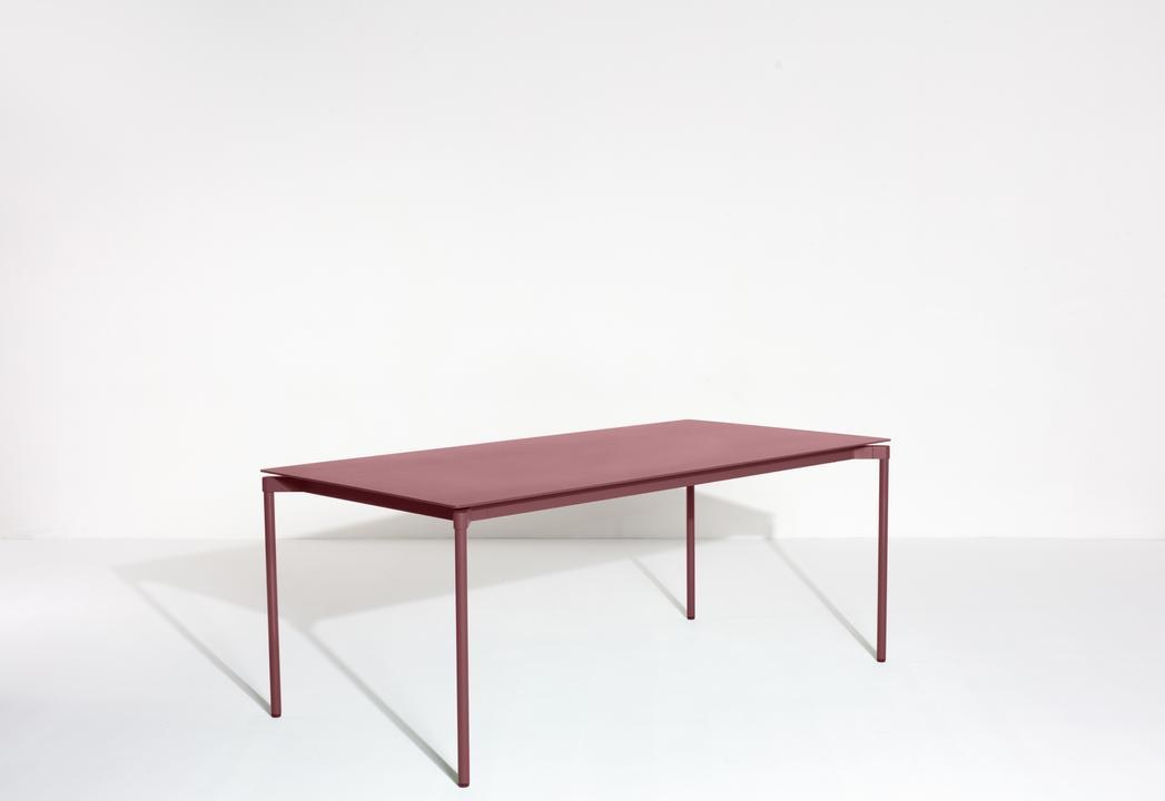 Rechteckiger Gartentisch Fromme von Petite Friture aus schwarzem, mattiertem Aluminium mit pulverbeschichteter Oberfläche.