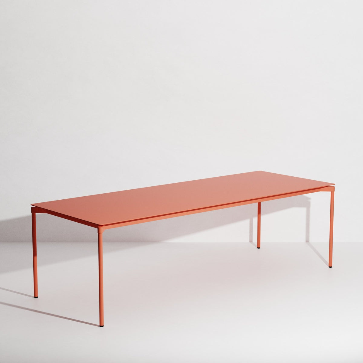 Rechteckiger Gartentisch Fromme von Petite Friture aus schwarzem, mattiertem Aluminium mit pulverbeschichteter Oberfläche.