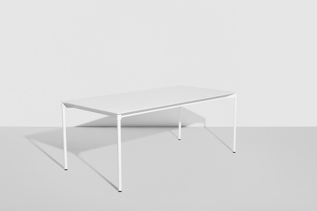 Rechteckiger Gartentisch Fromme von Petite Friture aus schwarzem, mattiertem Aluminium mit pulverbeschichteter Oberfläche.