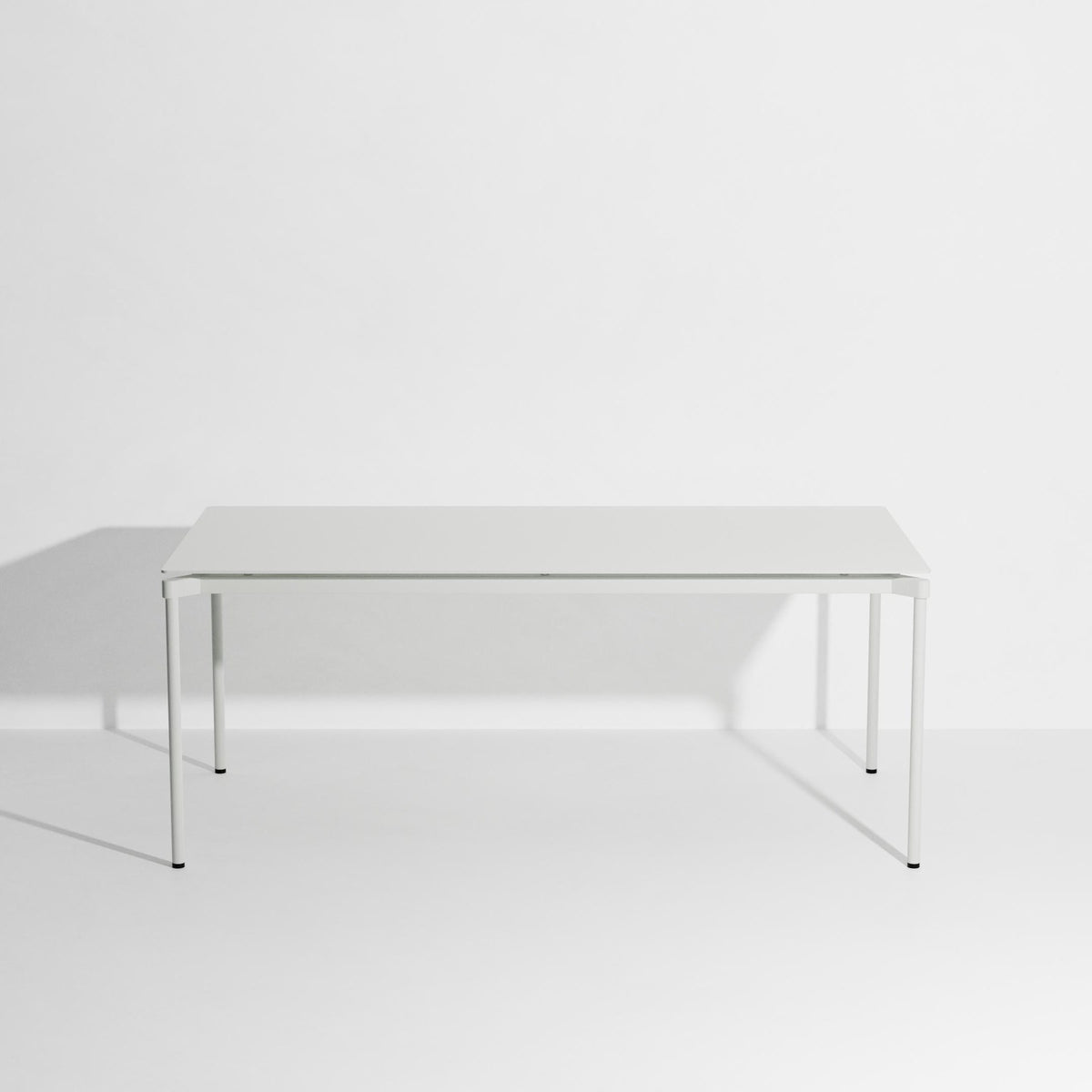 Rechteckiger Gartentisch Fromme von Petite Friture aus schwarzem, mattiertem Aluminium mit pulverbeschichteter Oberfläche.