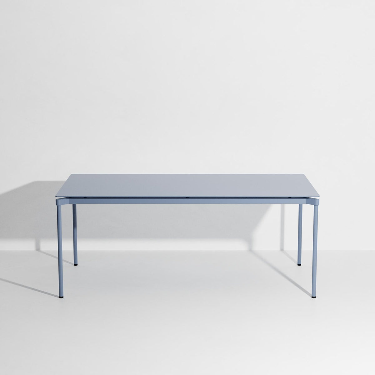 Rechteckiger Gartentisch Fromme von Petite Friture aus schwarzem, mattiertem Aluminium mit pulverbeschichteter Oberfläche.