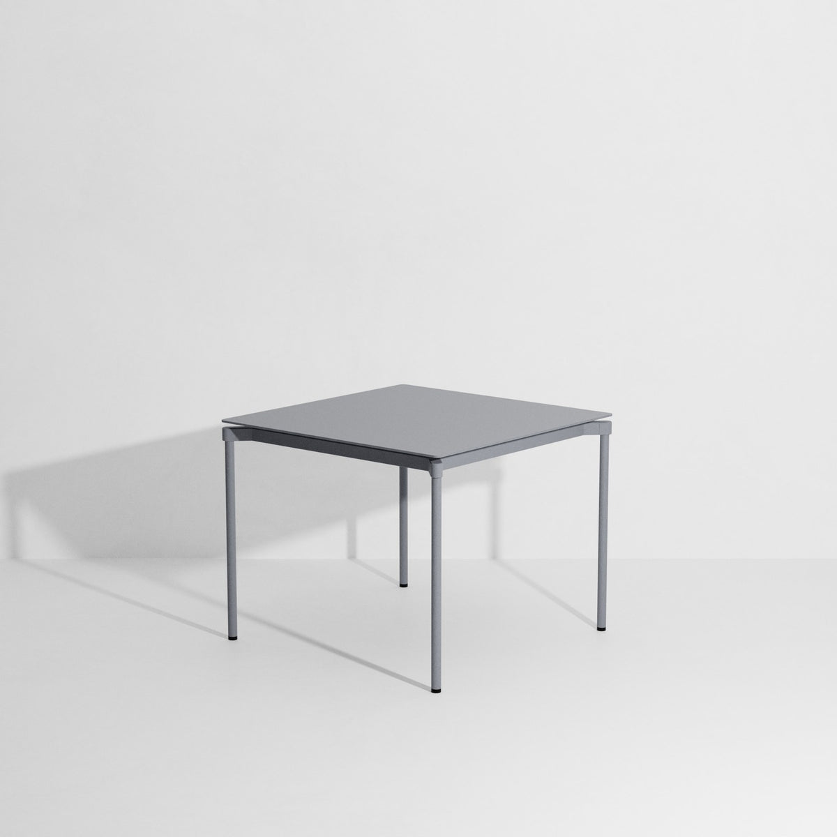 Rechteckiger Gartentisch Fromme von Petite Friture aus schwarzem, mattiertem Aluminium mit pulverbeschichteter Oberfläche.
