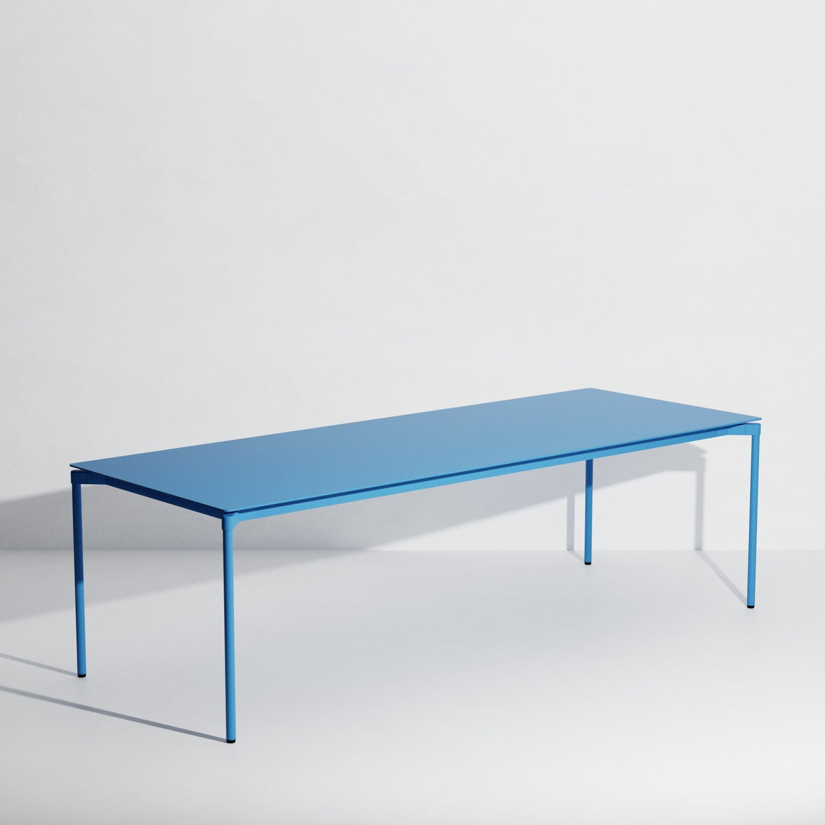 Rechteckiger Gartentisch Fromme von Petite Friture aus schwarzem, mattiertem Aluminium mit pulverbeschichteter Oberfläche.