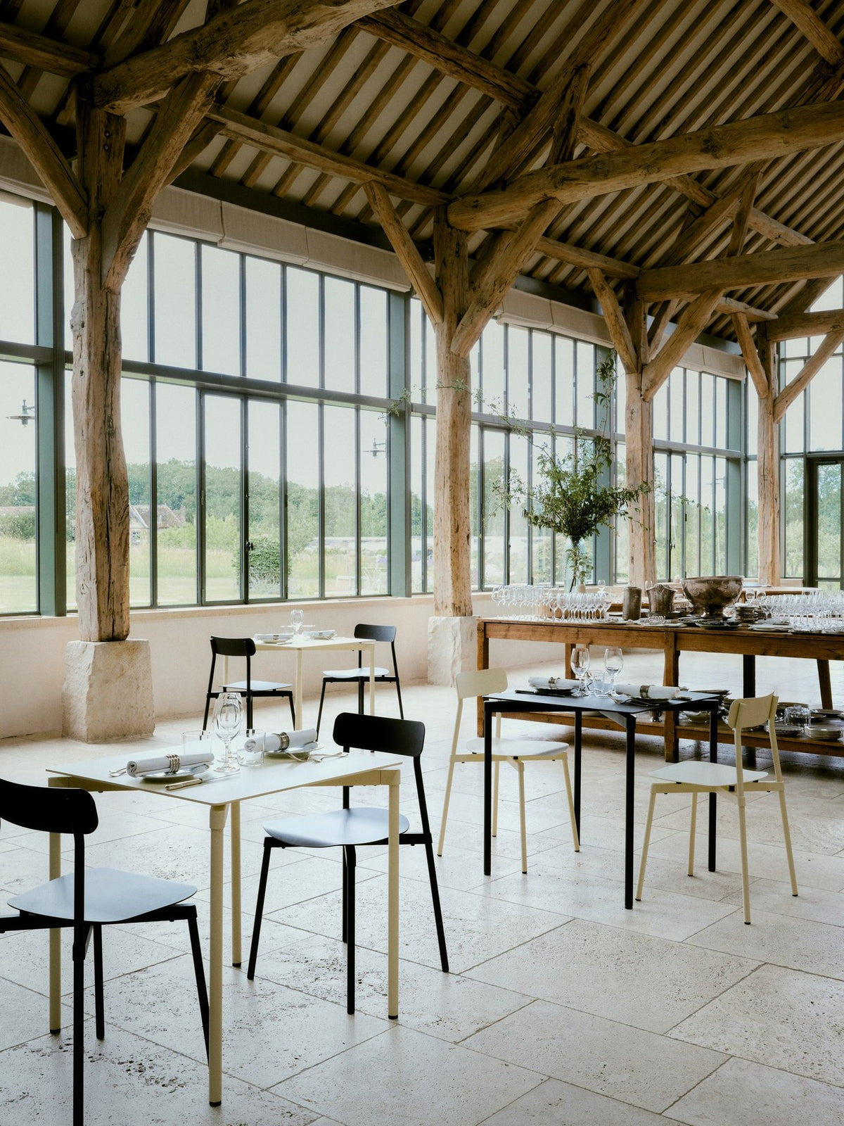 Barhocker Fromme aus Aluminium mit mattierter Pulverbeschichtung, schlanke stromlinienförmige Form, Sitzhöhe 75cm, Design von Tom Chung.