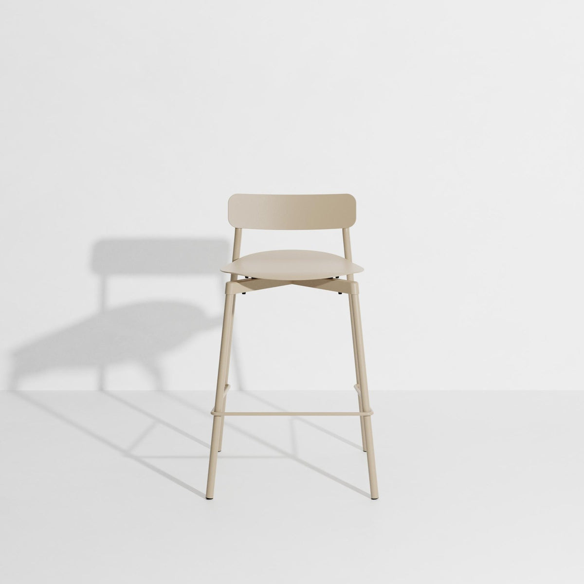 Barhocker Fromme aus Aluminium mit mattierter Pulverbeschichtung, schlanke stromlinienförmige Form, Sitzhöhe 75cm, Design von Tom Chung.