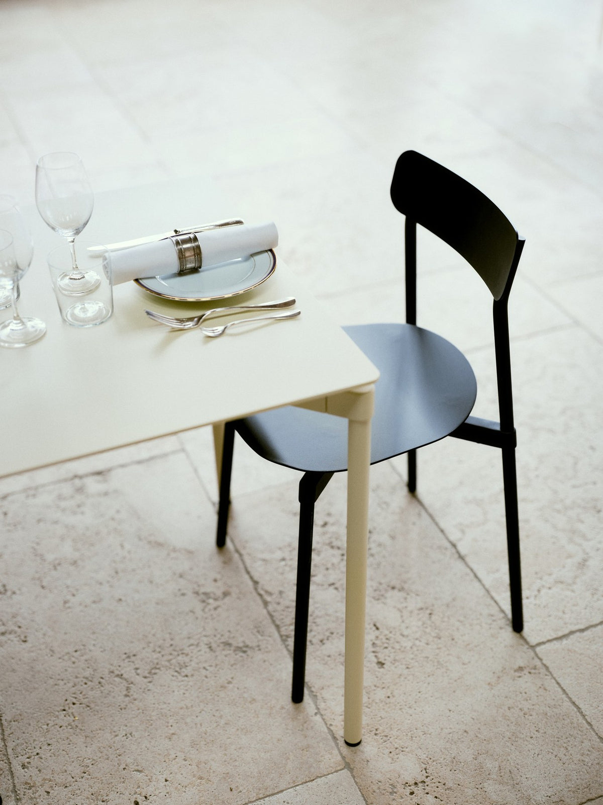 Aluminium-Gartenbank Fromme von Petite Friture in Schwarz mit schlanker, stromlinienförmiger Form und mattierter Pulverbeschichtung.