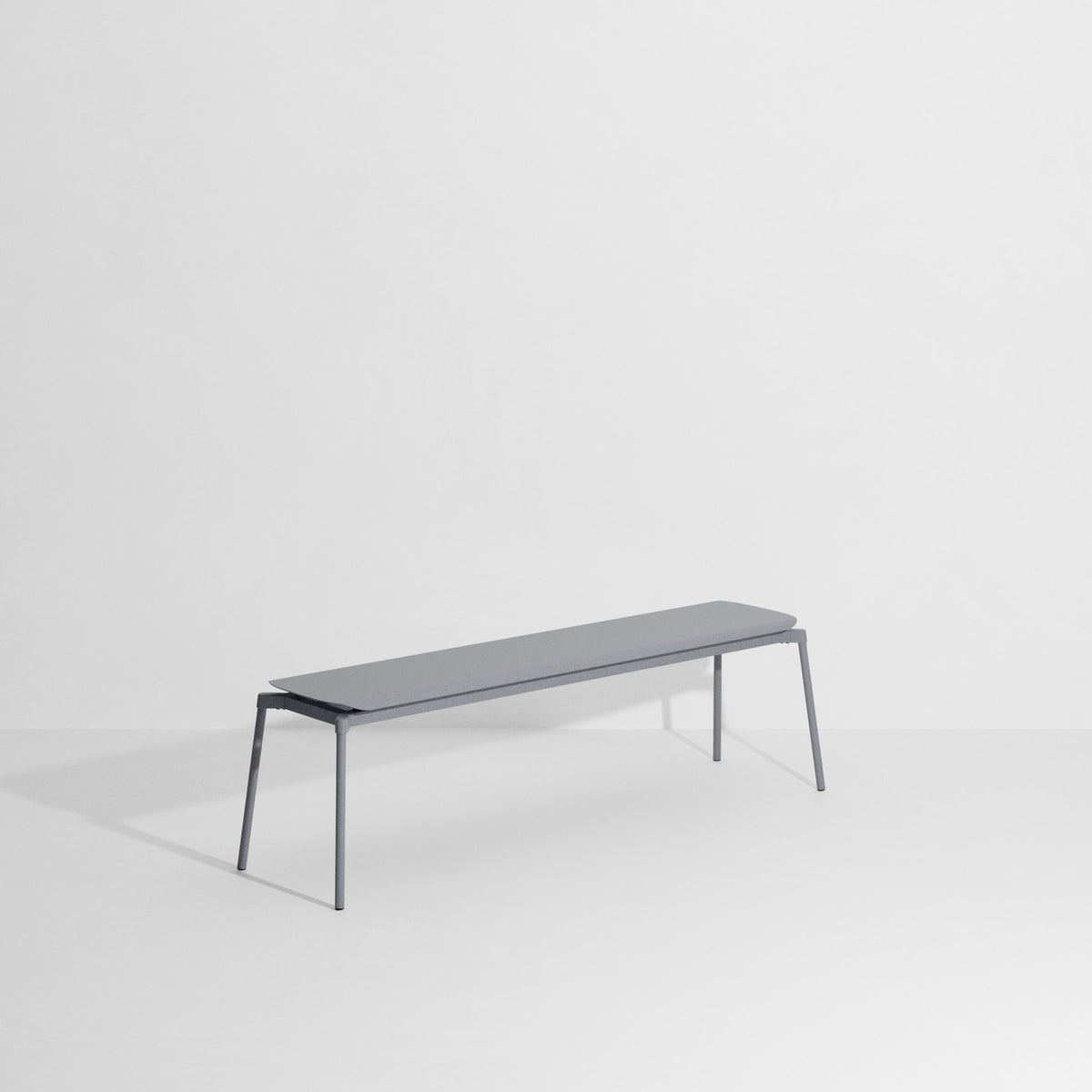 Aluminium-Gartenbank Fromme von Petite Friture in Schwarz mit schlanker, stromlinienförmiger Form und mattierter Pulverbeschichtung.
