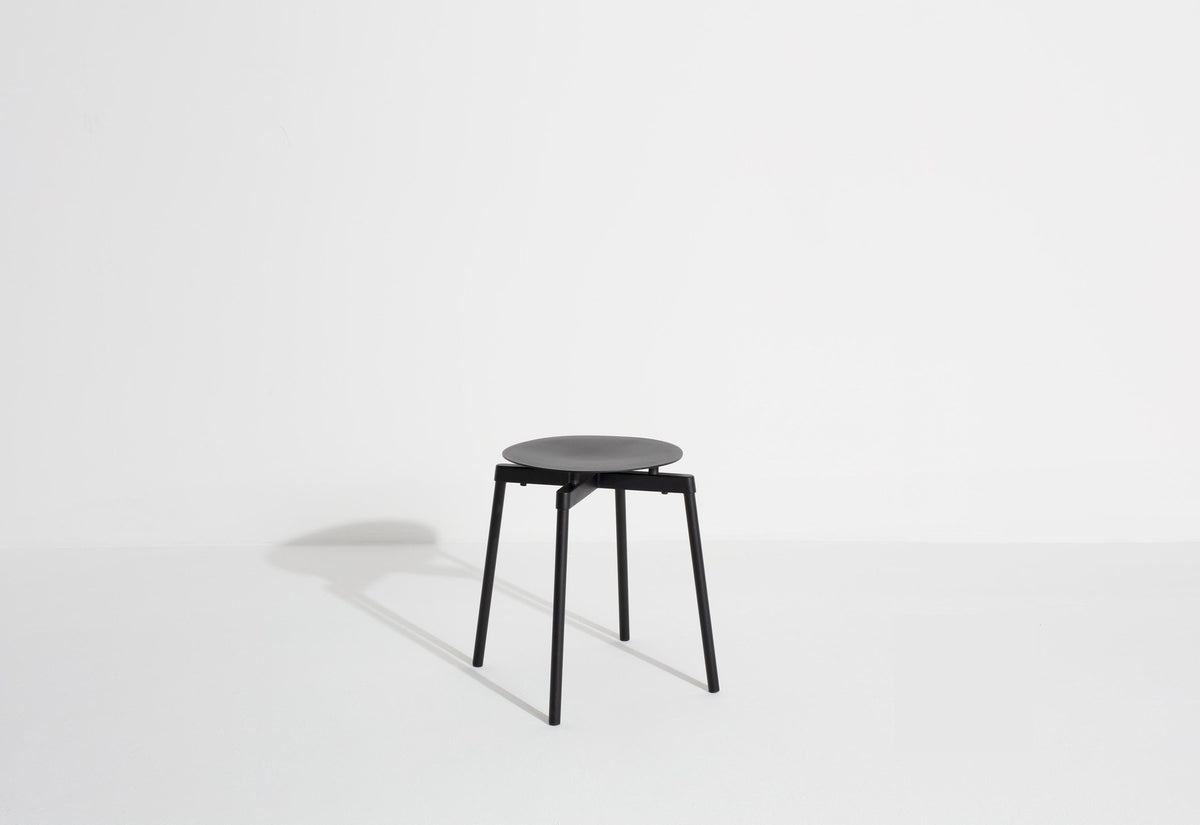 Aluminium-Hocker Fromme in Steingrau mit mattierter, grained anti-UV-Pulverbeschichtung, kompakte Form für den Outdoor-Einsatz.