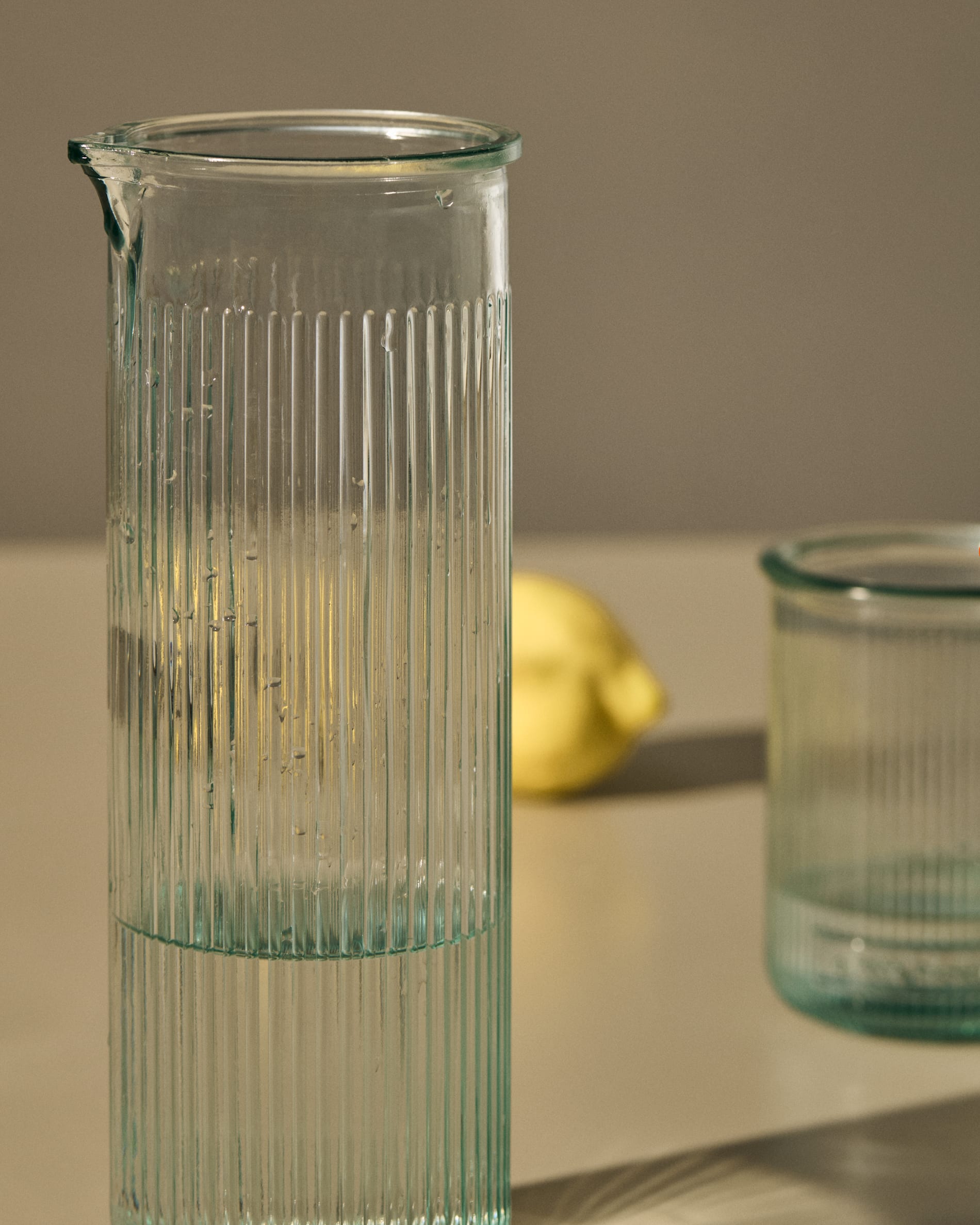 Milma Krug aus transparentem Recyclingglas in Klar präsentiert im Onlineshop von KAQTU Design AG. Krug ist von Kave Home