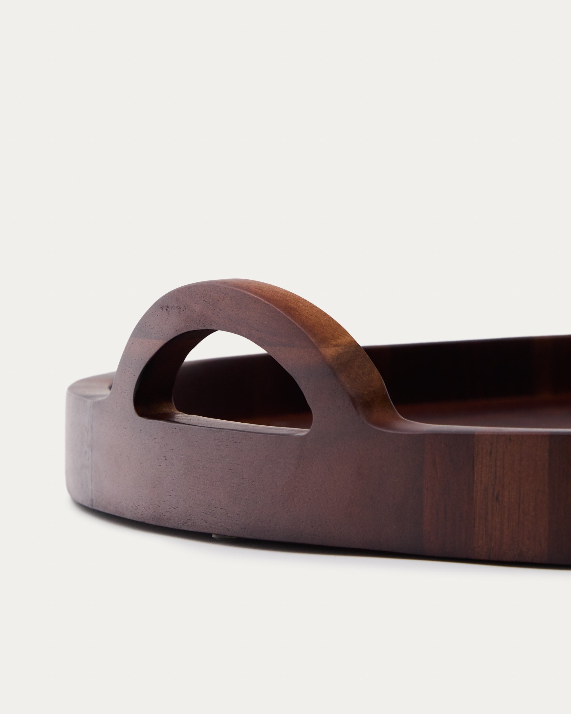 Tablett Zoa aus Akazienholz mit dunklem Finish FSC 100% Ø50 cm in Dunkelbraun präsentiert im Onlineshop von KAQTU Design AG. Tablett ist von Kave Home