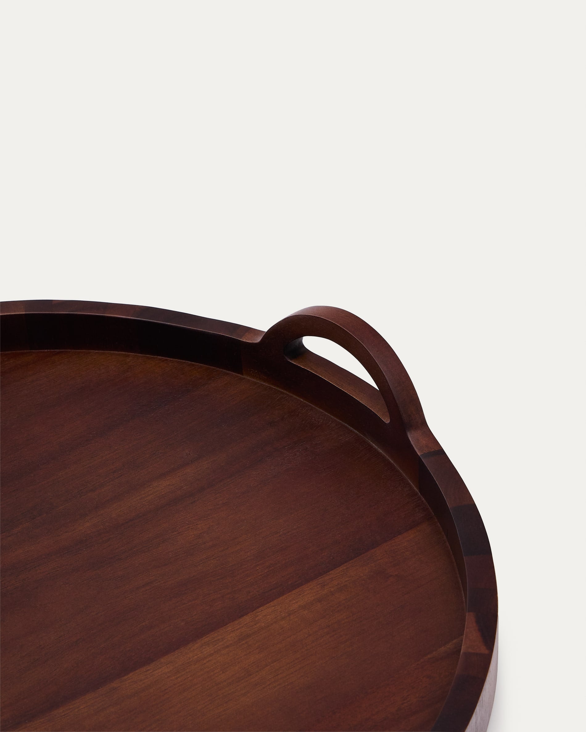 Tablett Zoa aus Akazienholz mit dunklem Finish FSC 100% Ø50 cm in Dunkelbraun präsentiert im Onlineshop von KAQTU Design AG. Tablett ist von Kave Home