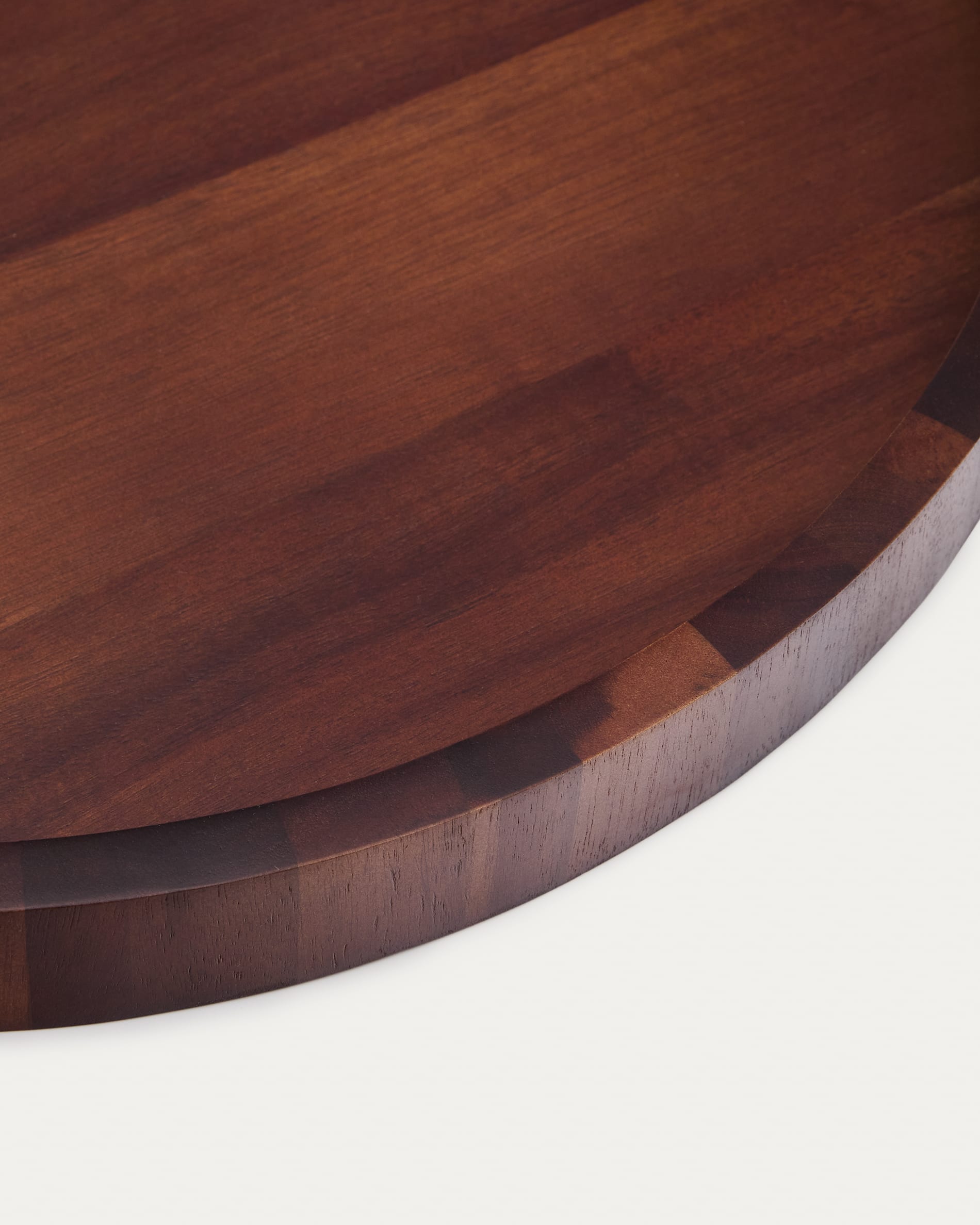 Tablett Zoa aus Akazienholz mit dunklem Finish FSC 100% Ø50 cm in Dunkelbraun präsentiert im Onlineshop von KAQTU Design AG. Tablett ist von Kave Home