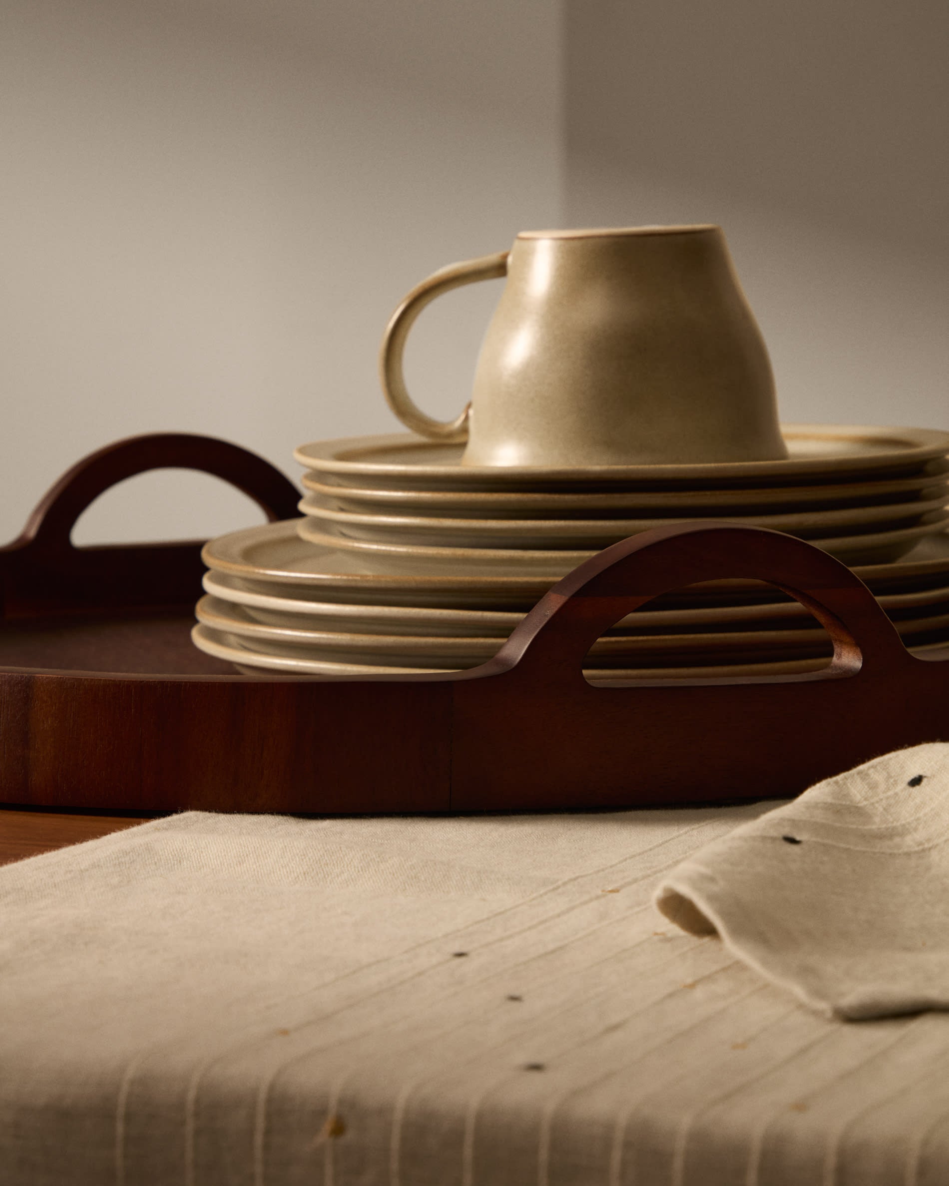 Tablett Zoa aus Akazienholz mit dunklem Finish FSC 100% Ø50 cm in Dunkelbraun präsentiert im Onlineshop von KAQTU Design AG. Tablett ist von Kave Home