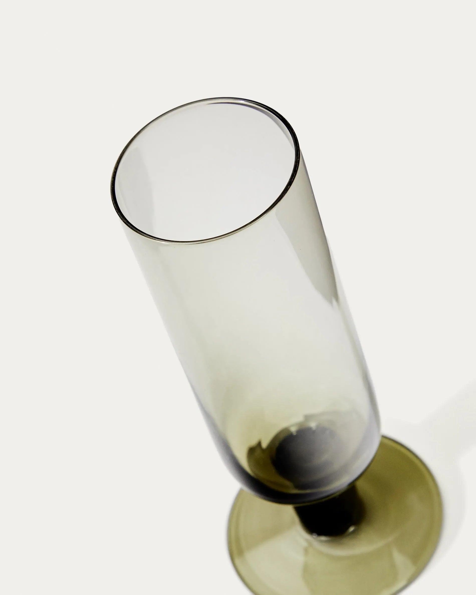 Das grüne Weinglas Sauky von Kave Home, 19 cl, vereint Eleganz und Funktionalität für stilvollen Weingenuss.