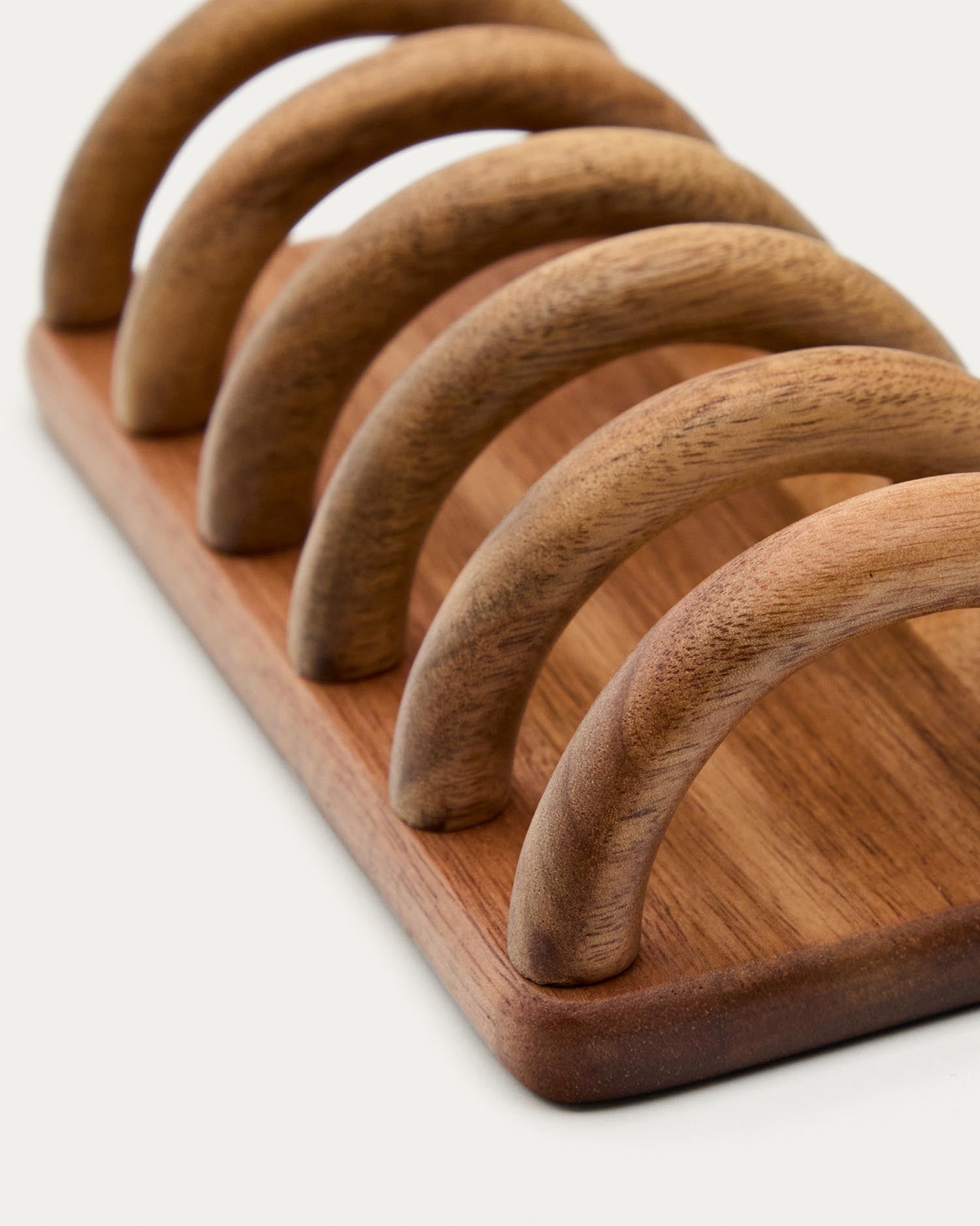 Toastständer Nukha aus Akazienholz, FSC 100 %. in Natur präsentiert im Onlineshop von KAQTU Design AG. Tablett ist von Kave Home