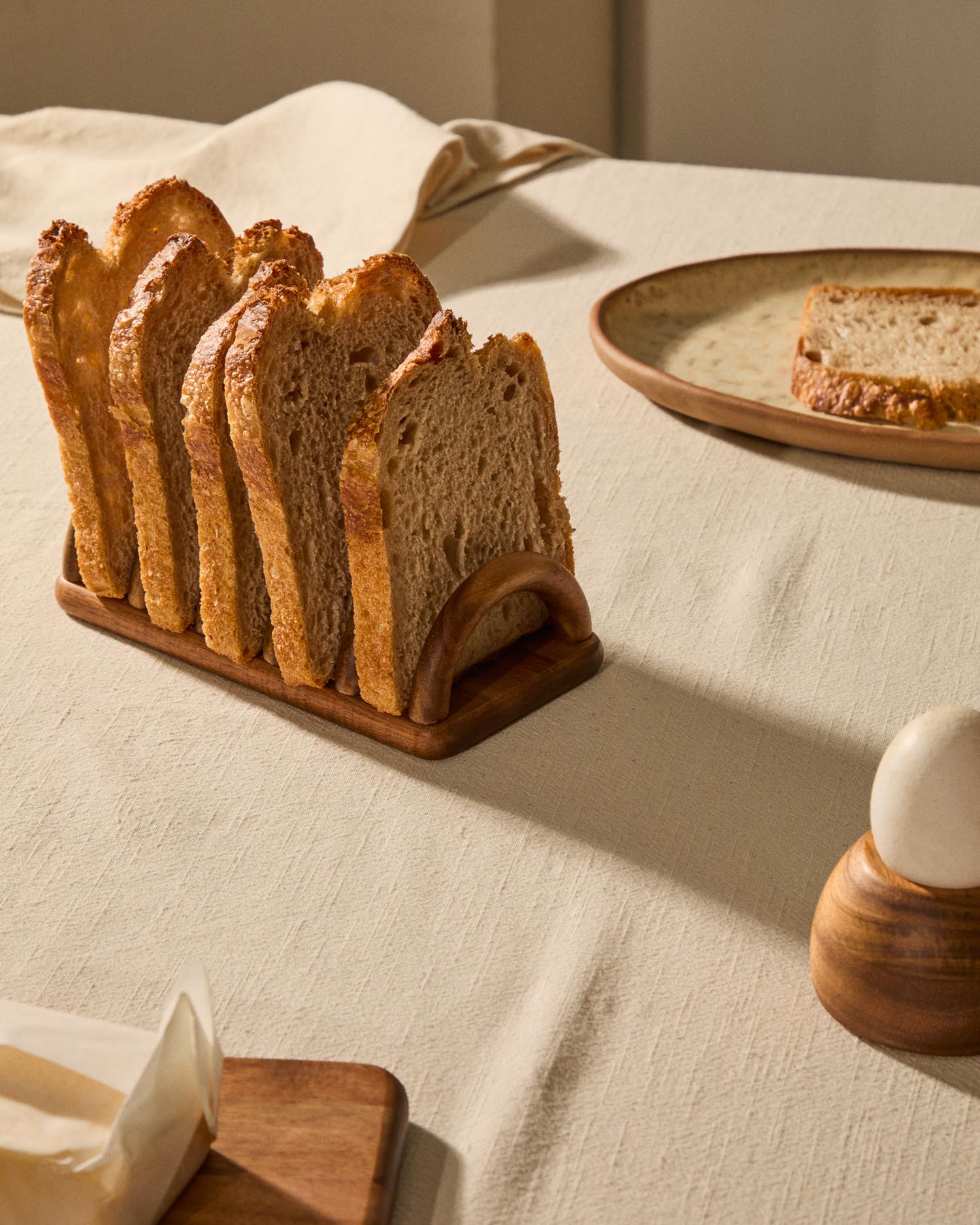Toastständer Nukha aus Akazienholz, FSC 100 %. in Natur präsentiert im Onlineshop von KAQTU Design AG. Tablett ist von Kave Home