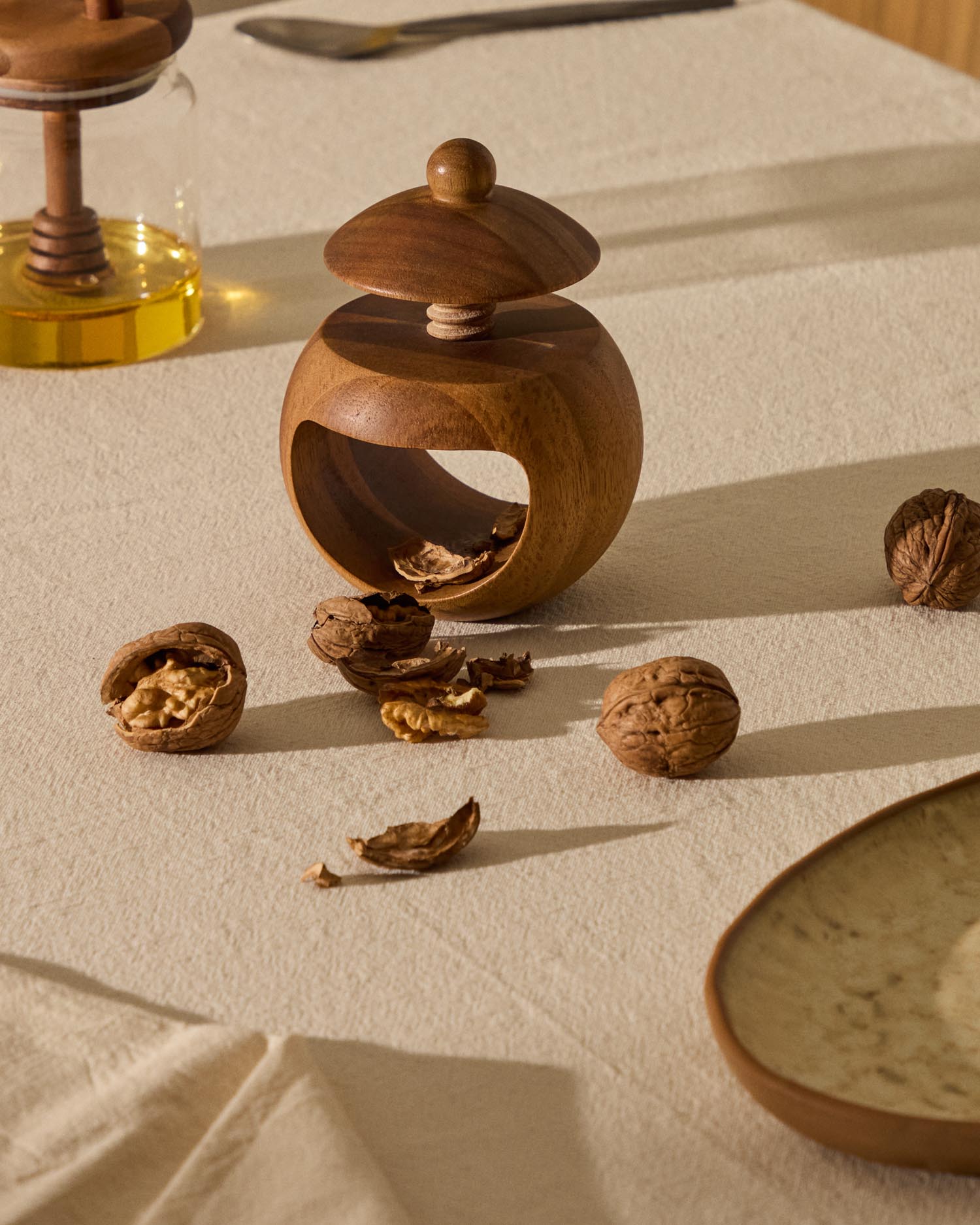 Nussknacker Nukha aus Akazienholz, FSC 100 % in Natur präsentiert im Onlineshop von KAQTU Design AG. Küchenhelfer ist von Kave Home