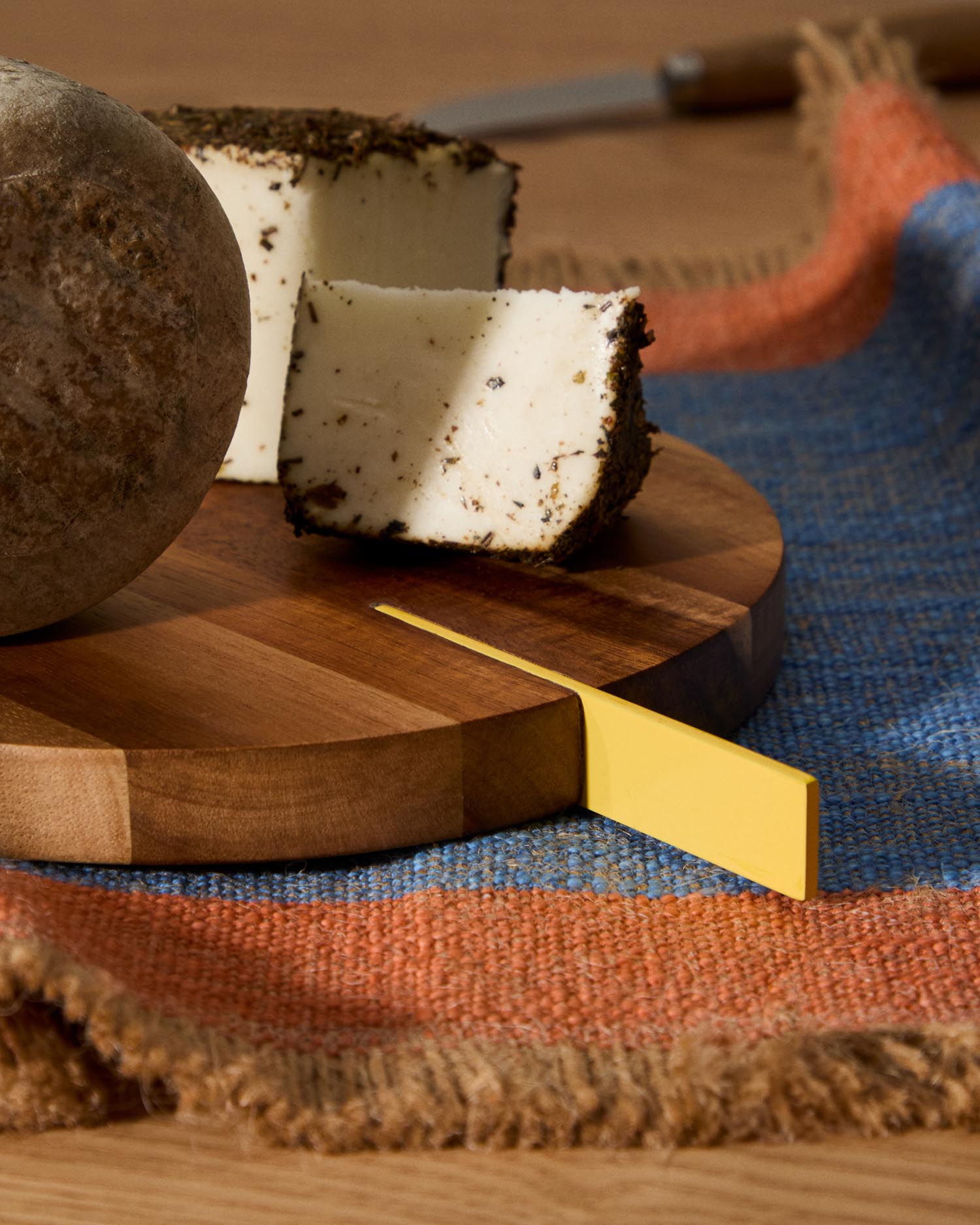 Servierbrett Zairin aus Akazienholz und gelbem Metall, FSC 100 % in Gelb präsentiert im Onlineshop von KAQTU Design AG. Tablett ist von Kave Home