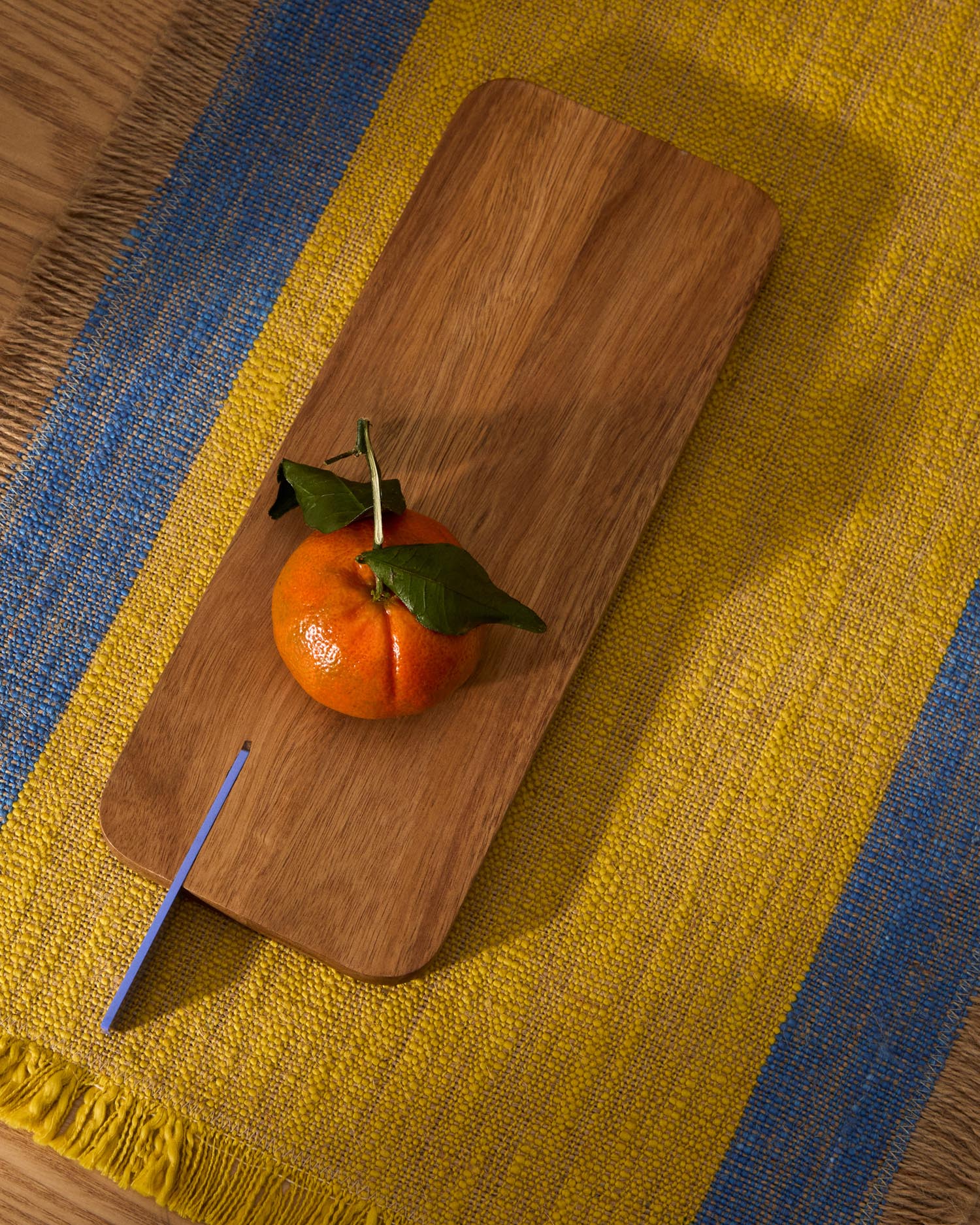 Servierbrett Zairin aus Akazienholz und lilafarbenem Metall, FSC 100 % in Blau präsentiert im Onlineshop von KAQTU Design AG. Tablett ist von Kave Home