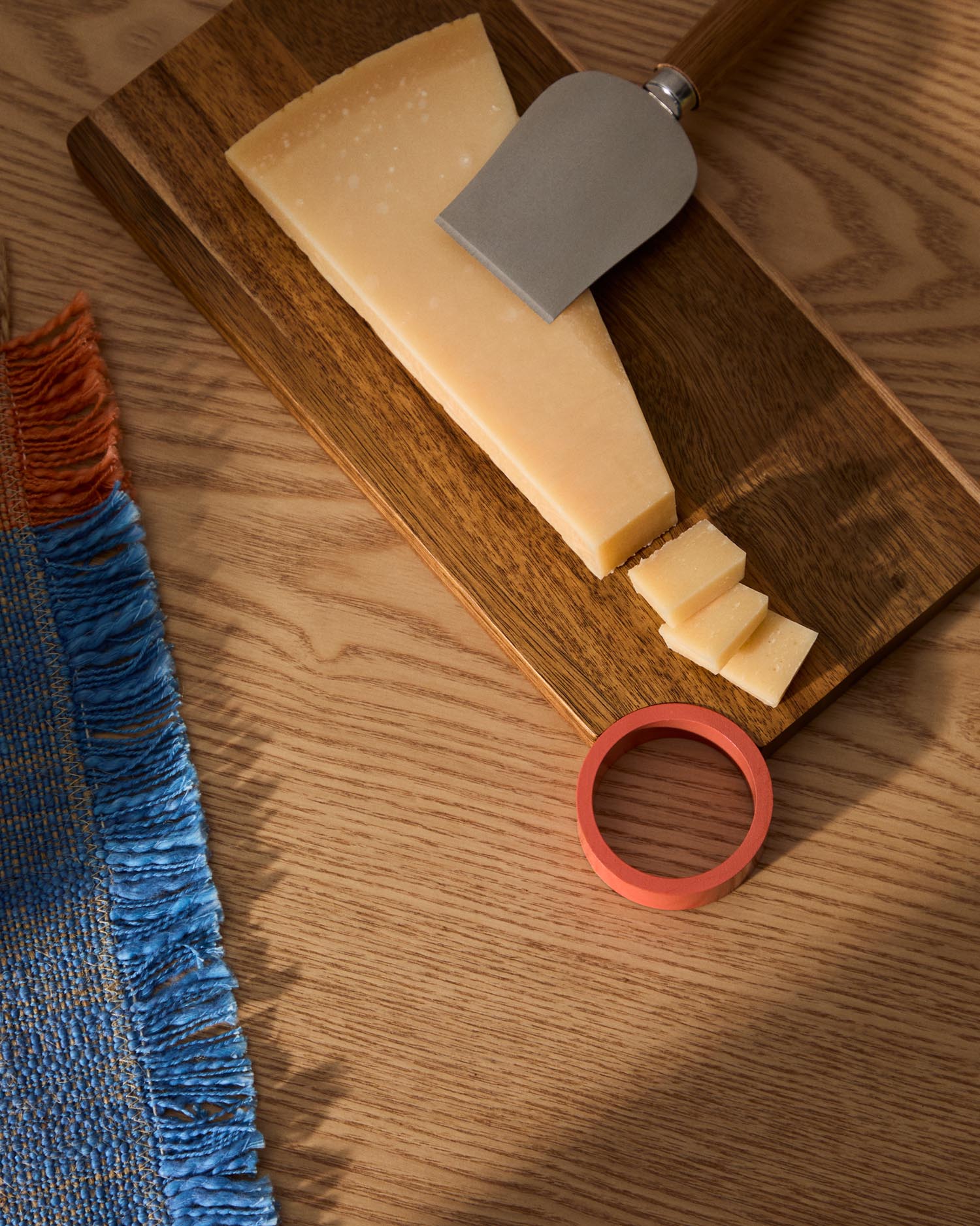Servierbrett Zairin aus Akazienholz und rosafarbenem Metall, FSC 100 % in Rot präsentiert im Onlineshop von KAQTU Design AG. Tablett ist von Kave Home