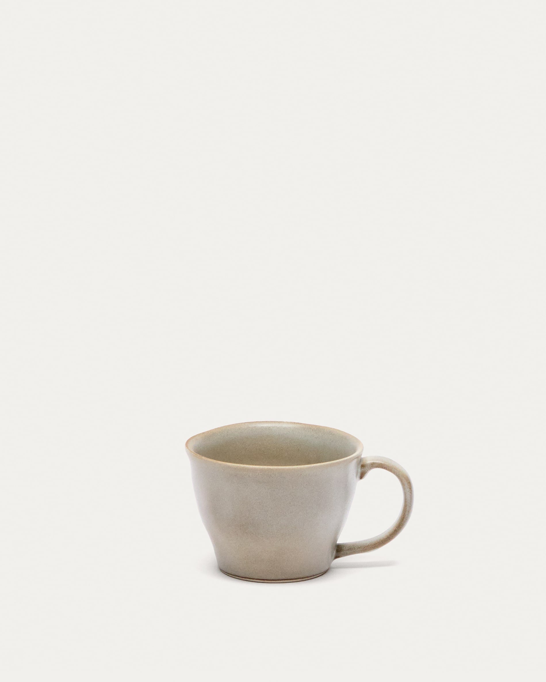 Elegante weiße Keramiktasse von Kave Home, langlebig, pflegeleicht, ideal für Kaffee und Tee, zeitloses Design.