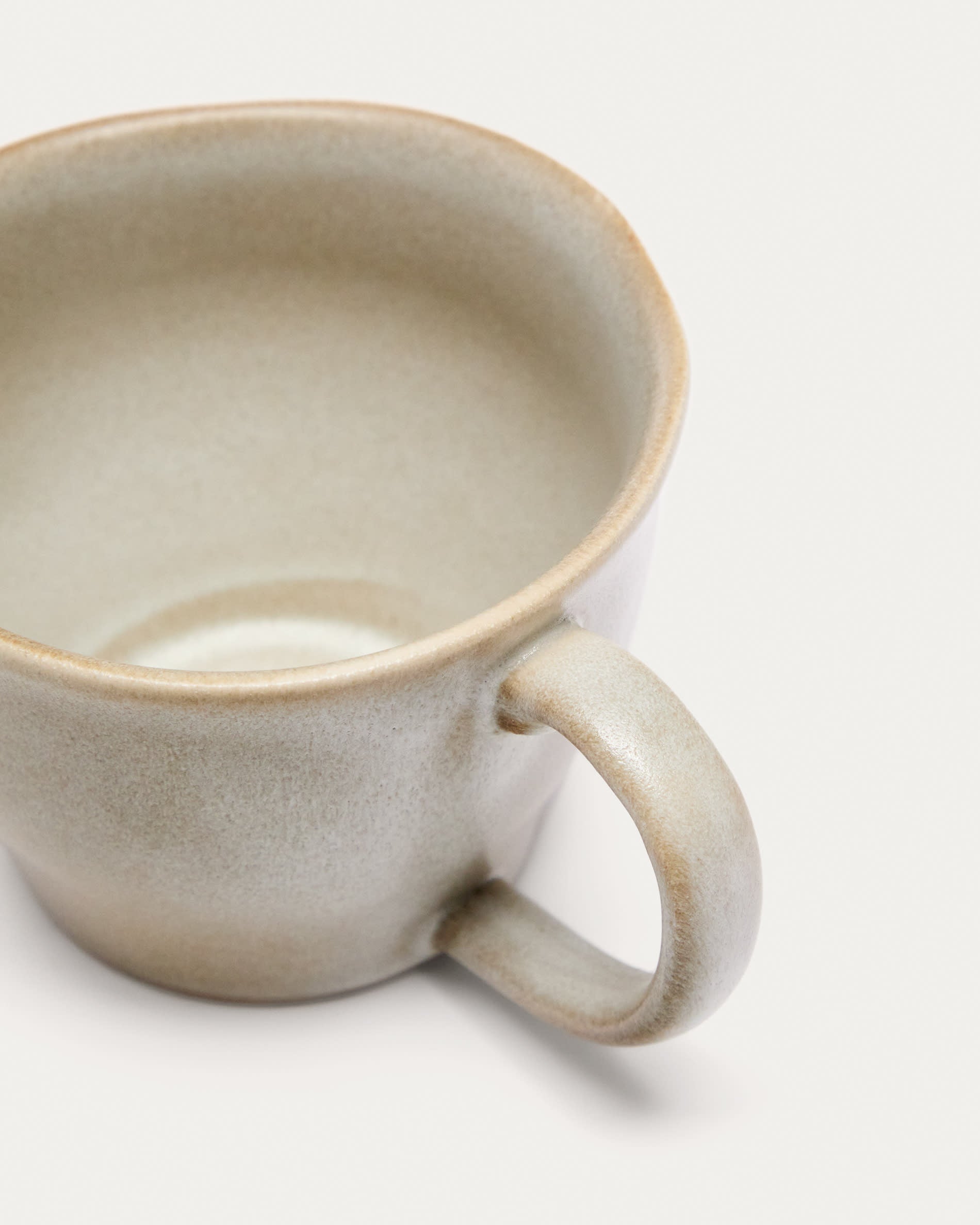 Die Coval Keramiktasse von Kave Home ist eine große, weiße Tasse mit modernem Design, ideal für Kaffee oder Tee, stilvoll und praktisch.