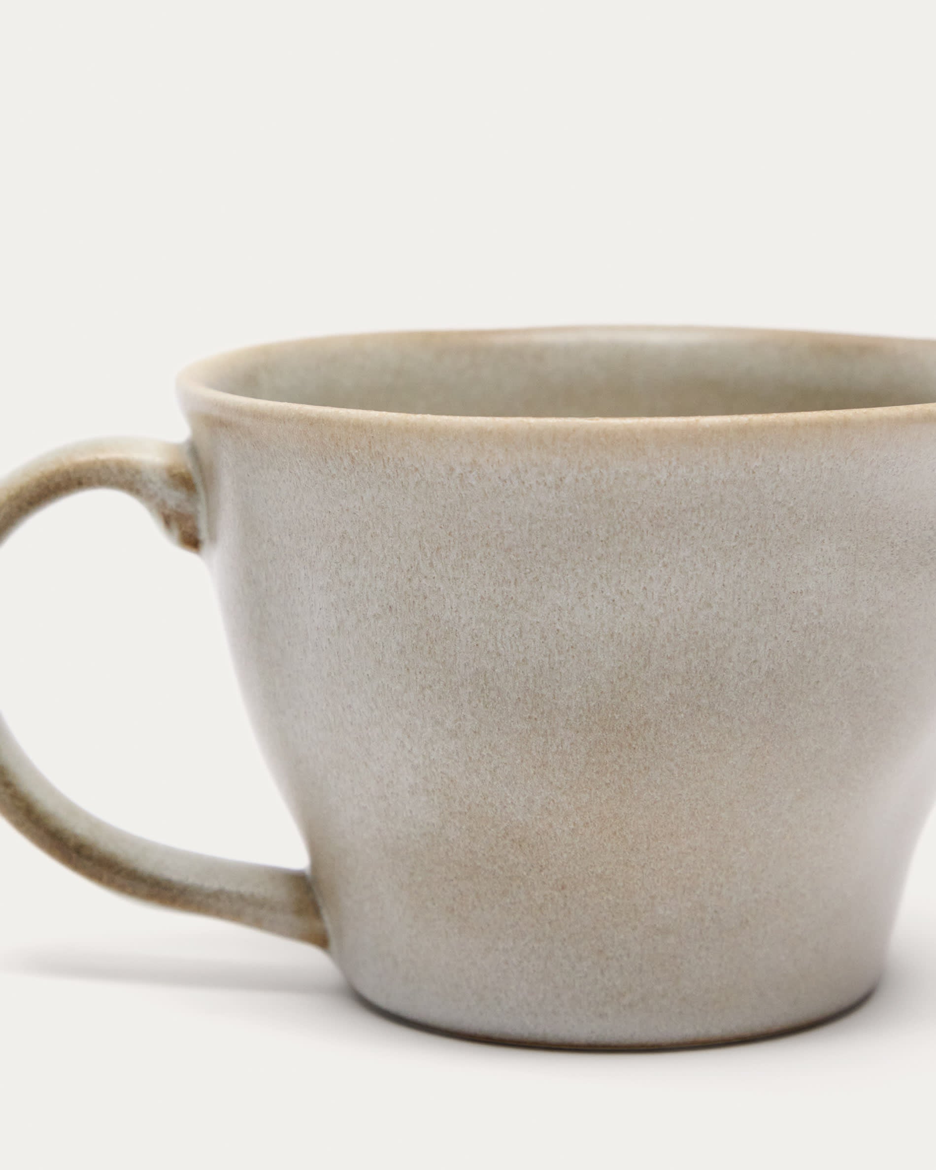 Die Coval Keramiktasse von Kave Home ist eine elegante, weiße Tasse mit großzügigem Fassungsvermögen, perfekt für Heißgetränke.
