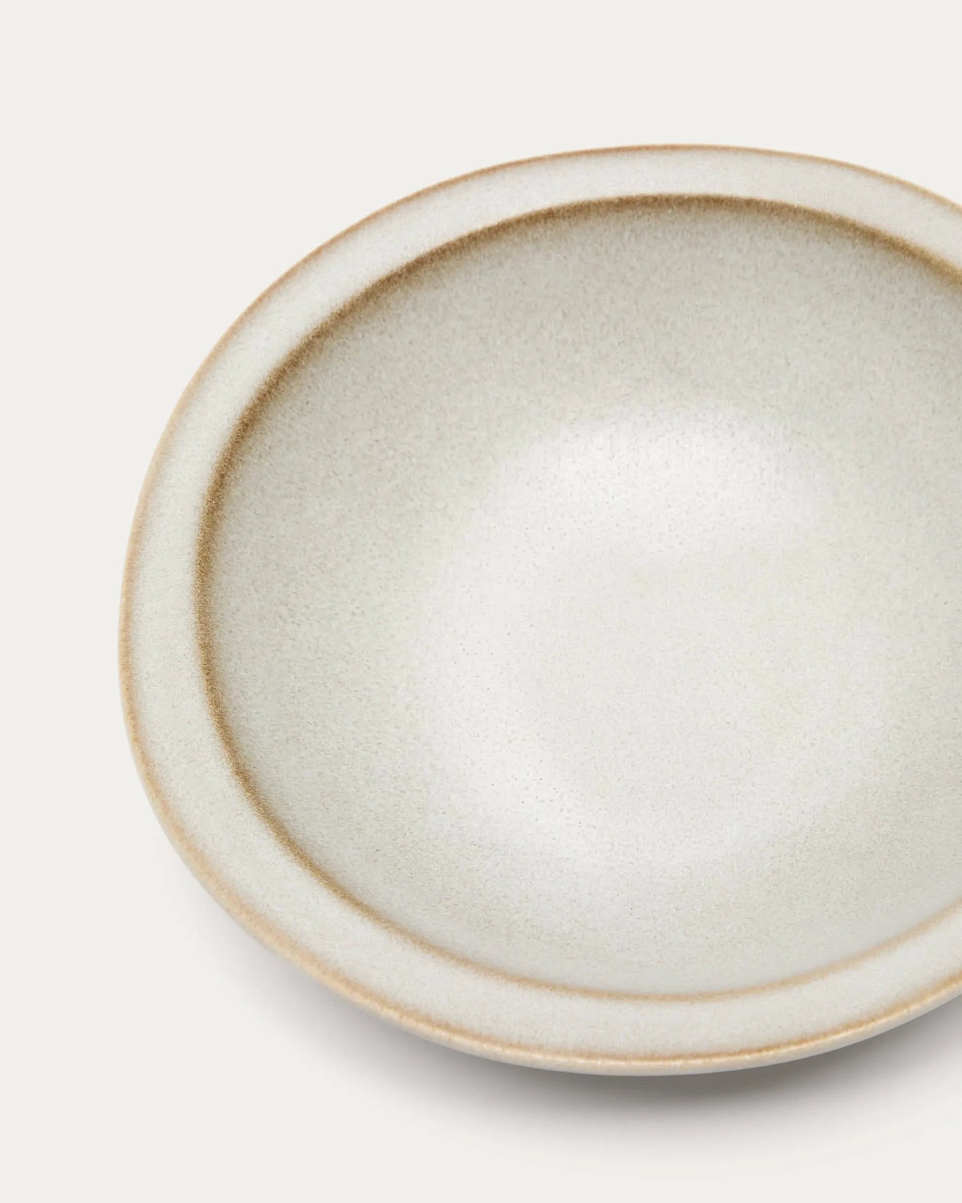 Eleganter, tiefer Keramikteller in Weiß von Kave Home, ideal für Suppen und Pasta, inspiriert von natürlicher Schönheit.