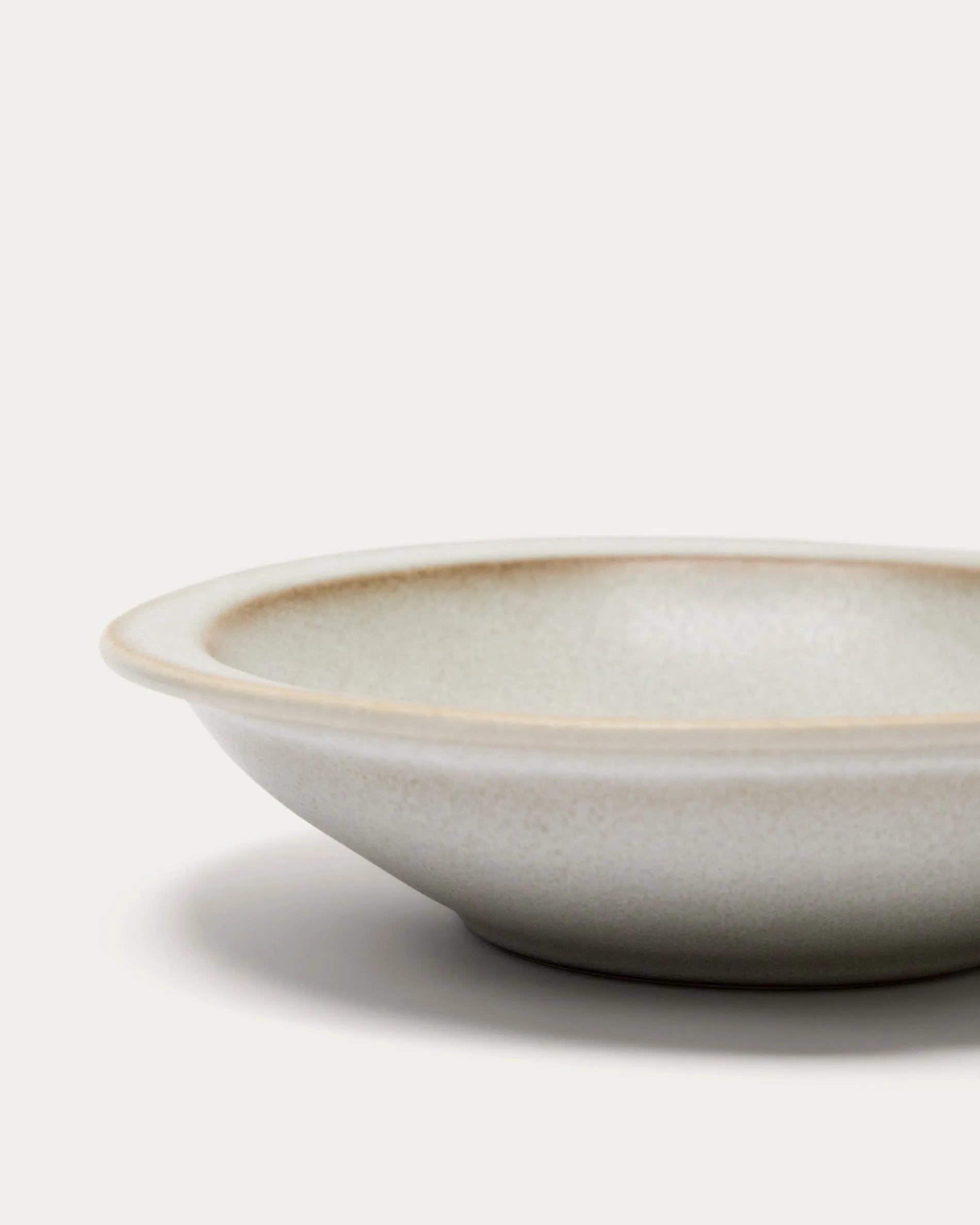 Eleganter, tiefer Keramikteller in Weiß von Kave Home, ideal für Suppen und Pasta, inspiriert von natürlicher Schönheit.