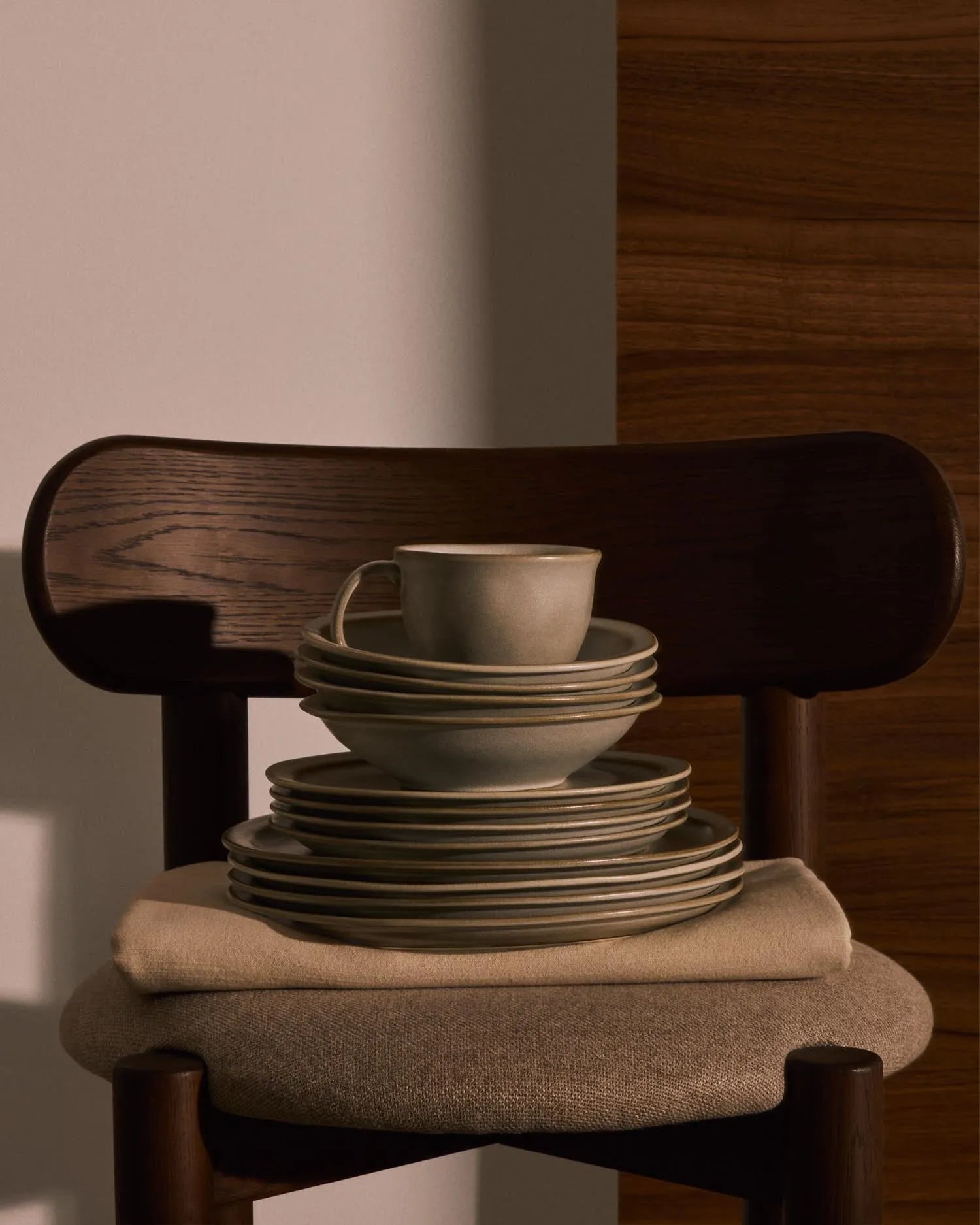 Eleganter, tiefer Keramikteller in Weiß von Kave Home, ideal für Suppen und Pasta, inspiriert von natürlicher Schönheit.