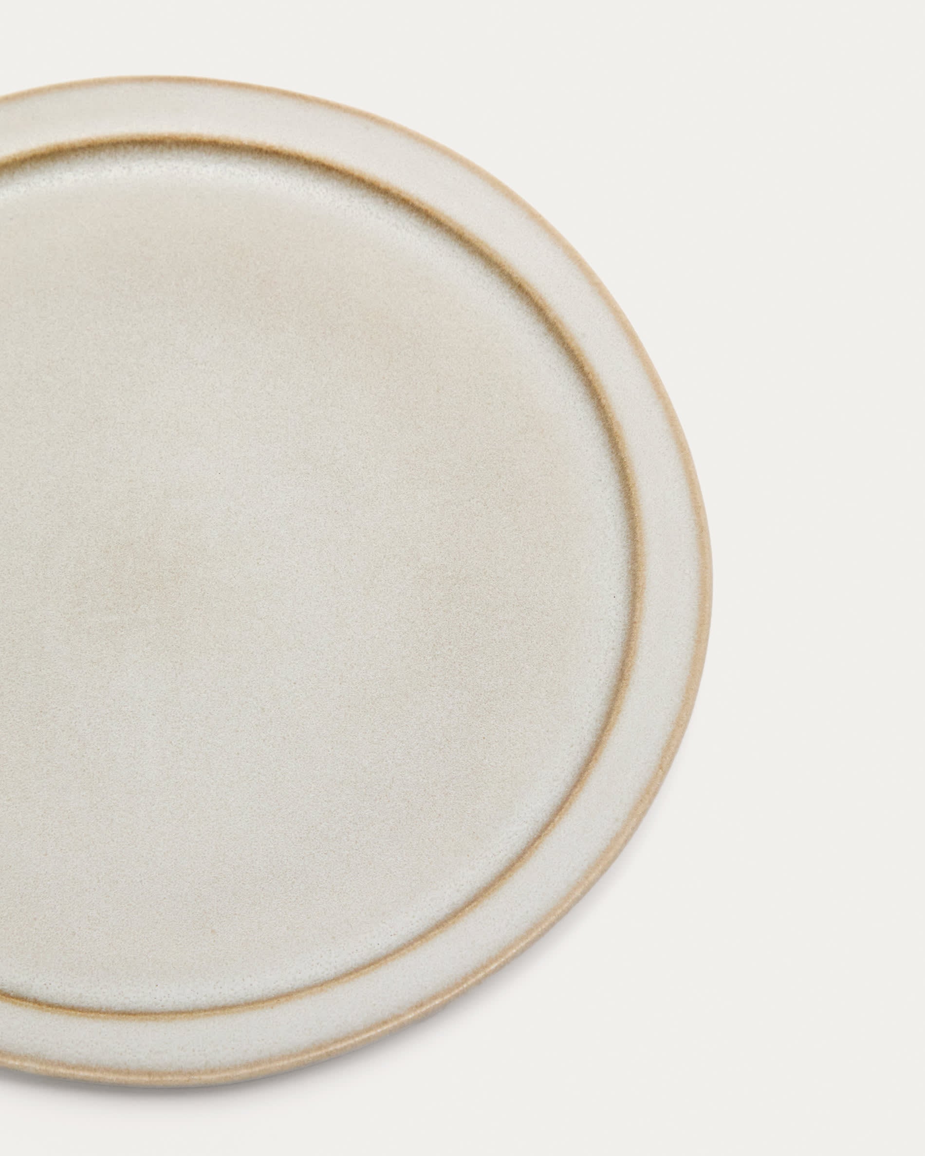 Eleganter weißer Coval Keramik-Dessertteller von Kave Home, ideal für stilvolle Präsentationen und langlebige Qualität.