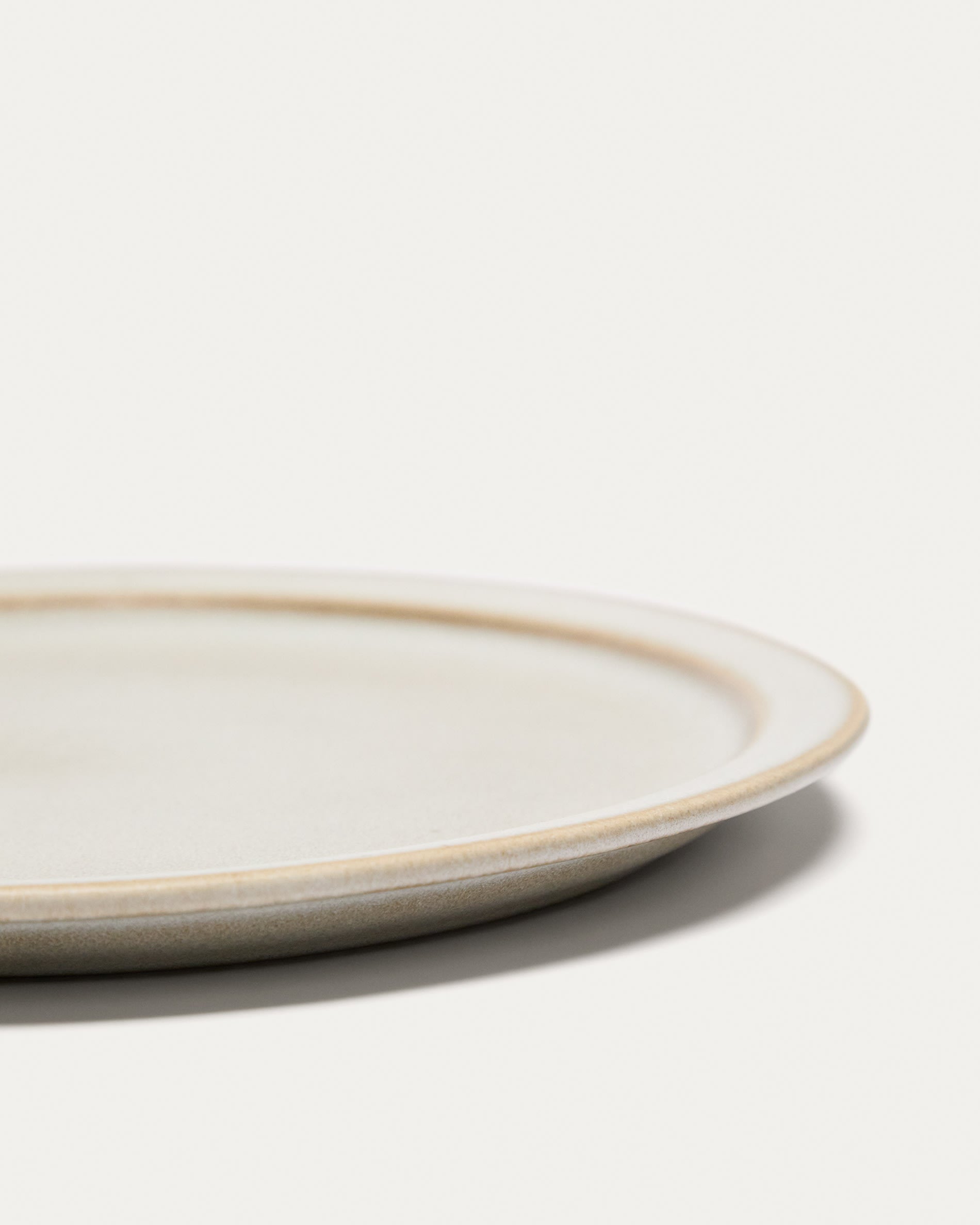 Eleganter weißer Dessertteller aus Keramik von Kave Home, ideal für stilvolle Tischdekoration und ansprechendes Servieren.