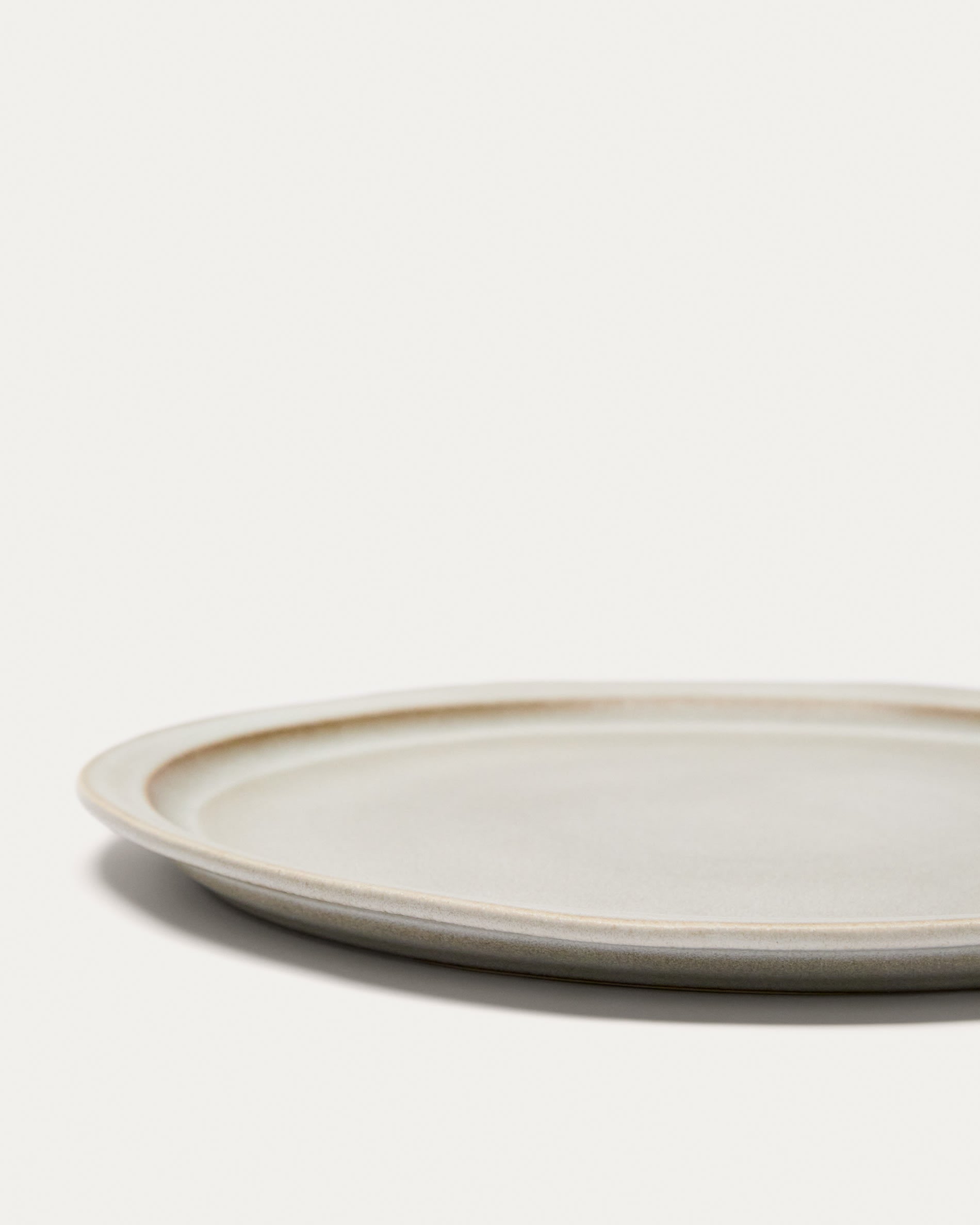 Eleganter, flacher Keramikteller in Weiß von Kave Home. Ideal für jeden Anlass, robust und pflegeleicht für stilvolle Tischarrangements.