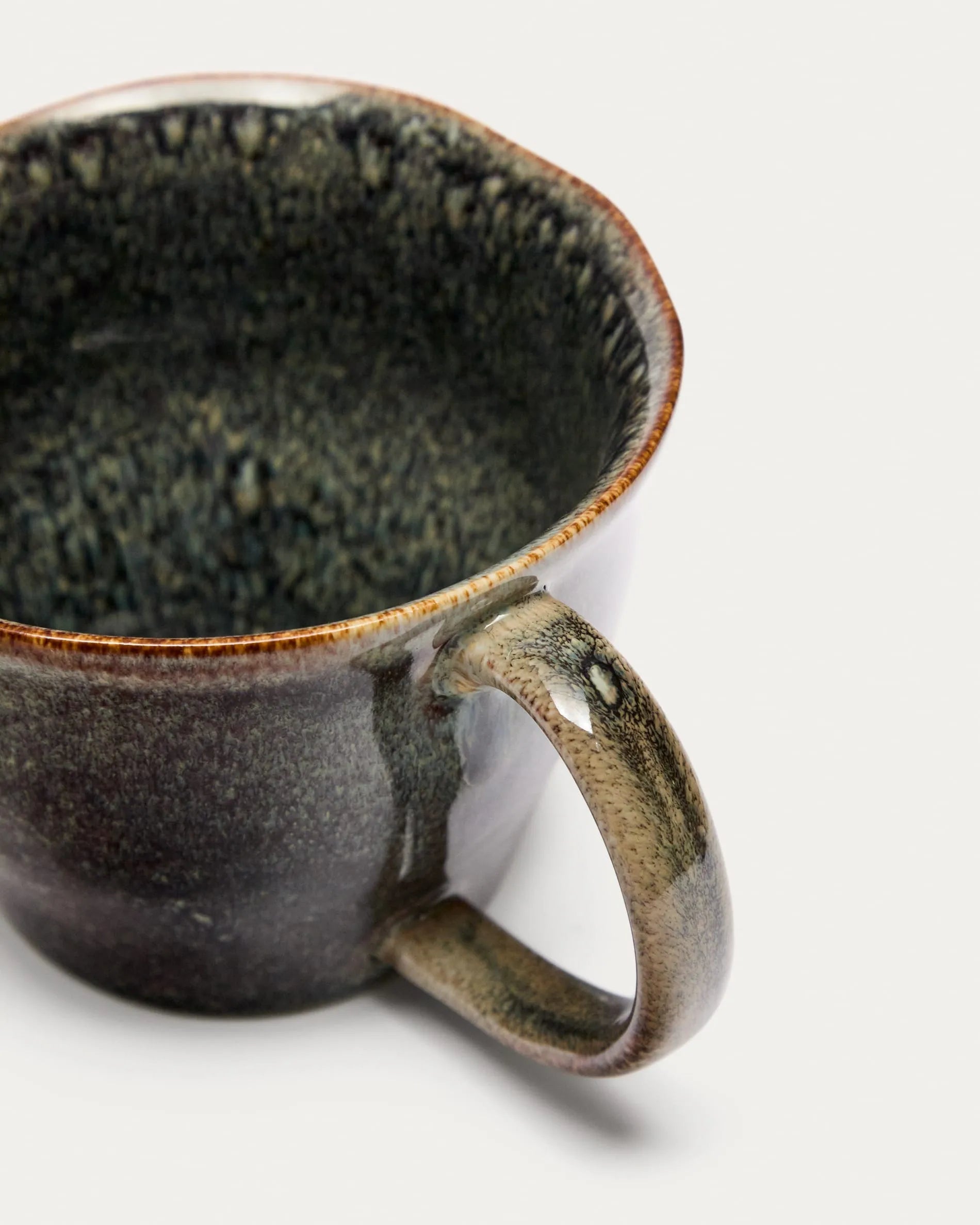 Die Coval Tasse in Braun vereint stilvolles Design und Funktionalität, ideal für gemütliche Kaffeepausen.