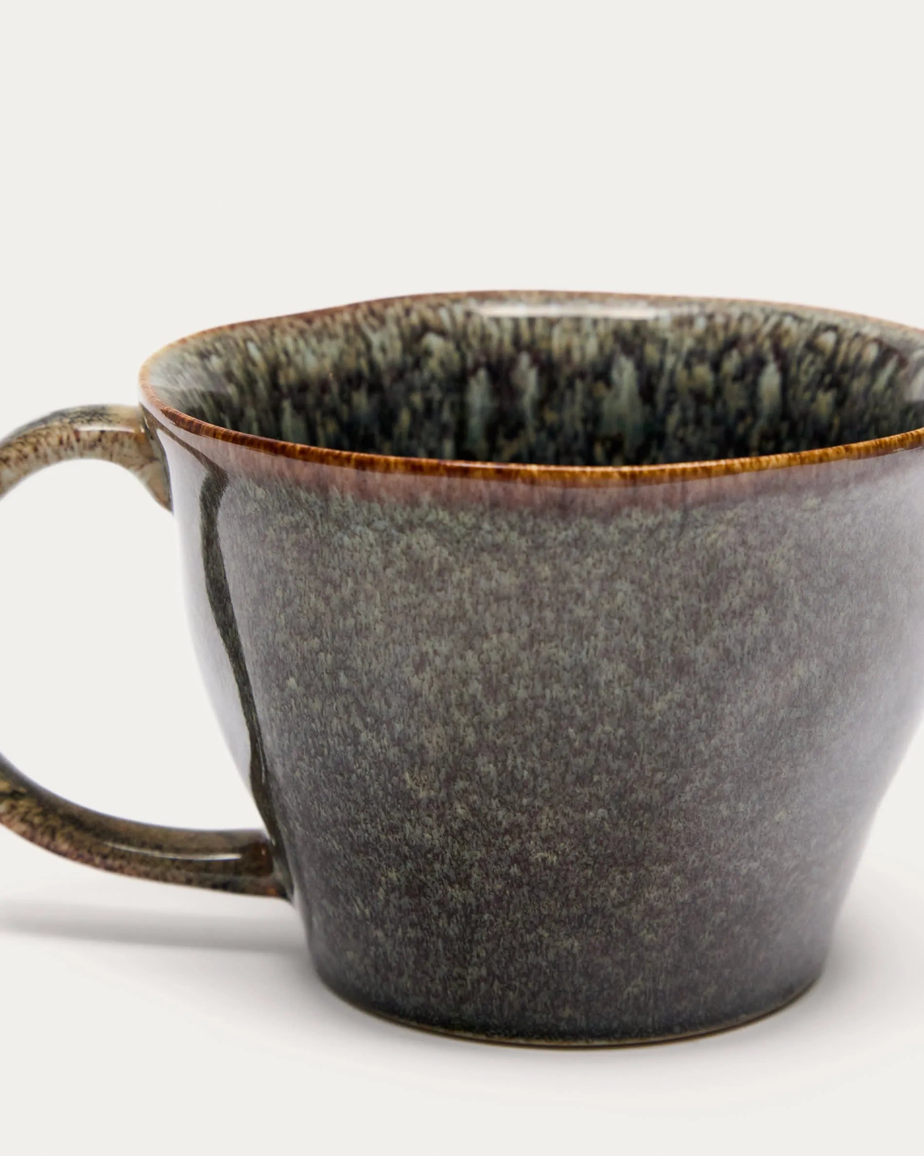 Die Coval Tasse in Braun vereint stilvolles Design und Funktionalität, ideal für gemütliche Kaffeepausen.