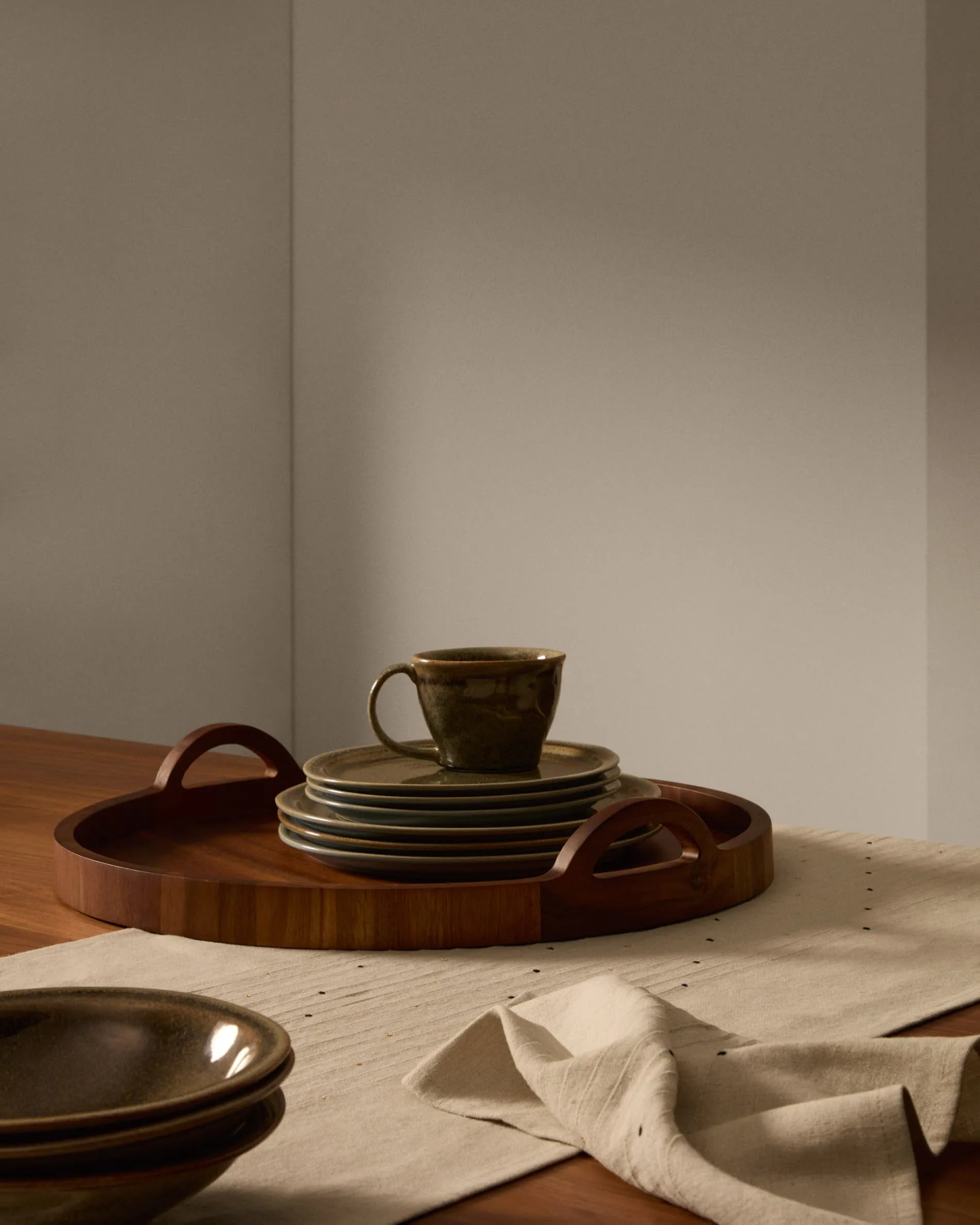 Die Coval Tasse in Braun vereint stilvolles Design und Funktionalität, ideal für gemütliche Kaffeepausen.