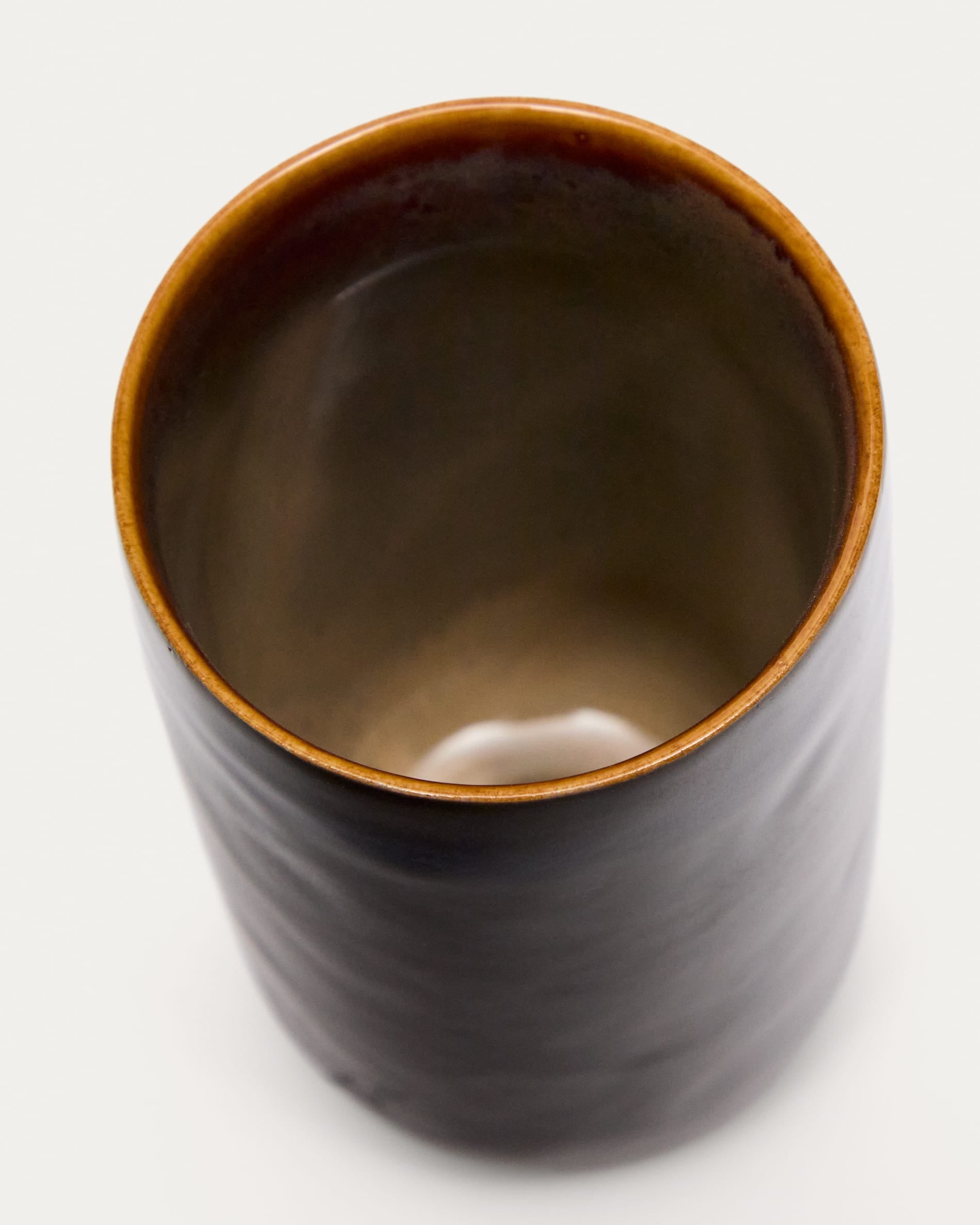 Stilvolle braune Keramiktasse Uilo von Kave Home, perfekt für Kaffee oder Tee. Hochwertig, modern und ideal für den Alltag.
