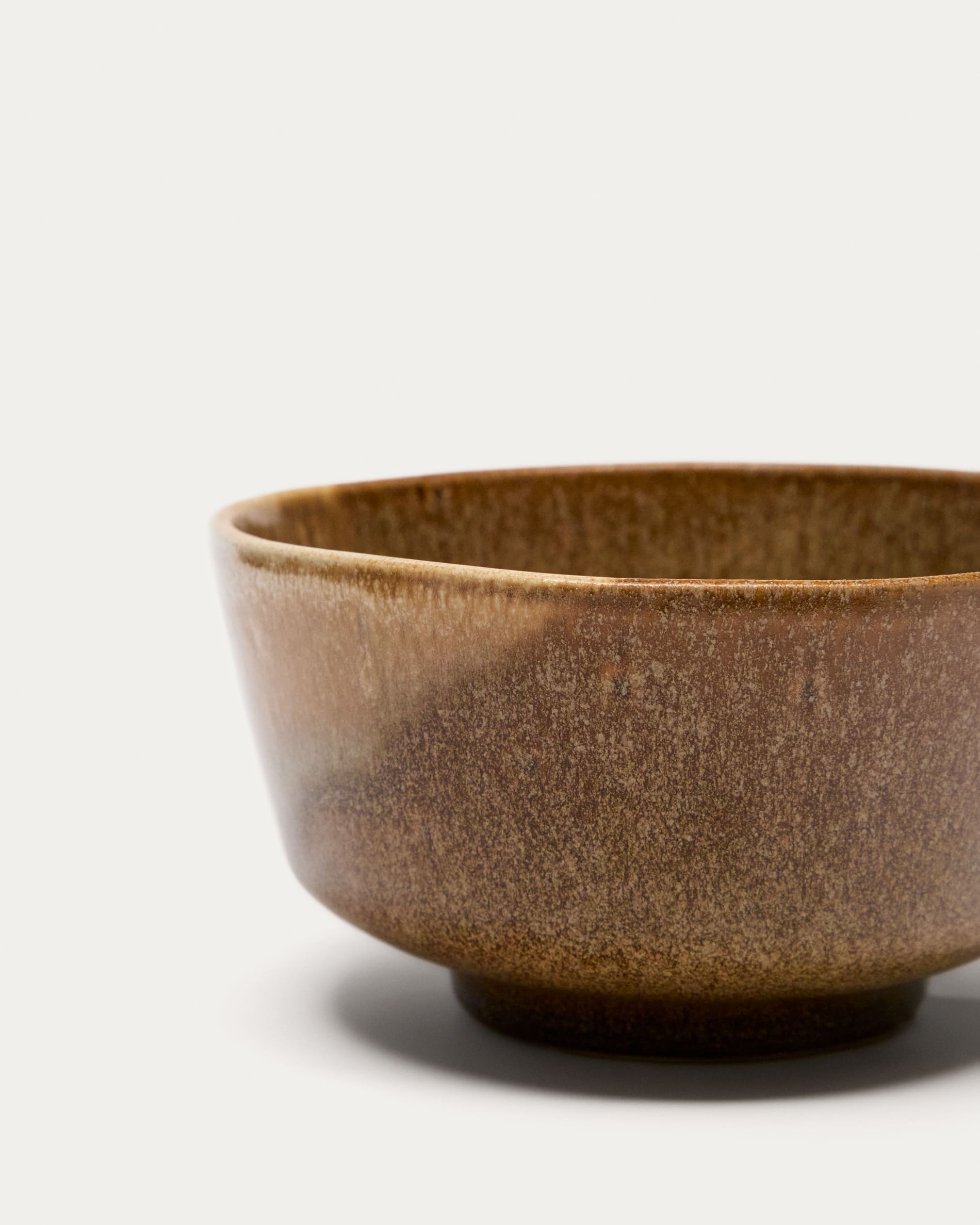 Elegante braune Keramikschale von Kave Home, ideal für stilvolle Tischdekoration und vielseitige Nutzungsmöglichkeiten.