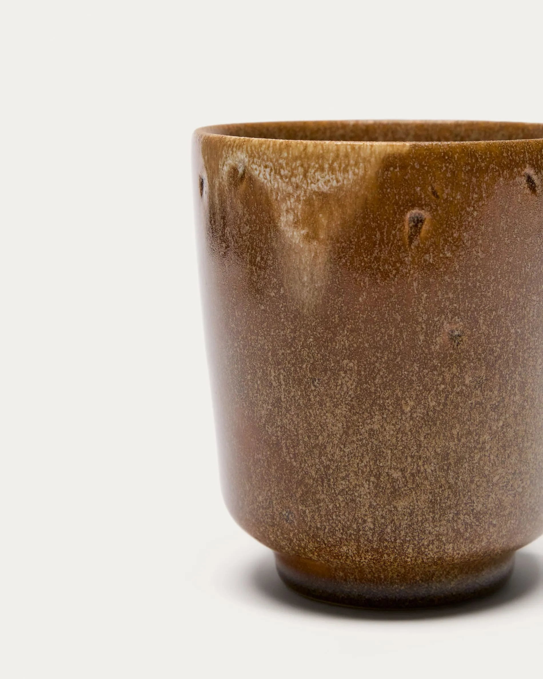 Elegante braune Keramiktasse von Kave Home, stilvoll und langlebig, ideal für Kaffee oder Tee.