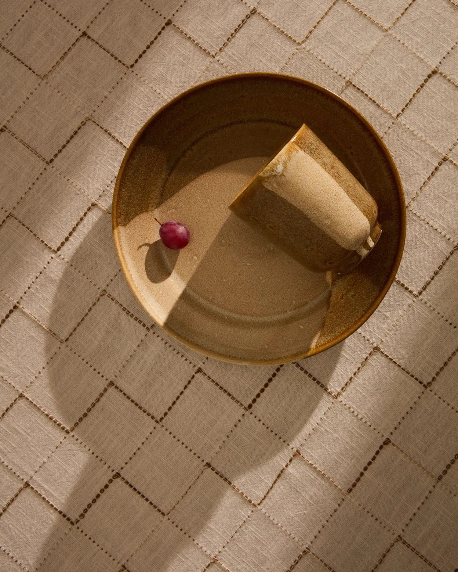 Elegante braune Keramiktasse von Kave Home, stilvoll und langlebig, ideal für Kaffee oder Tee.