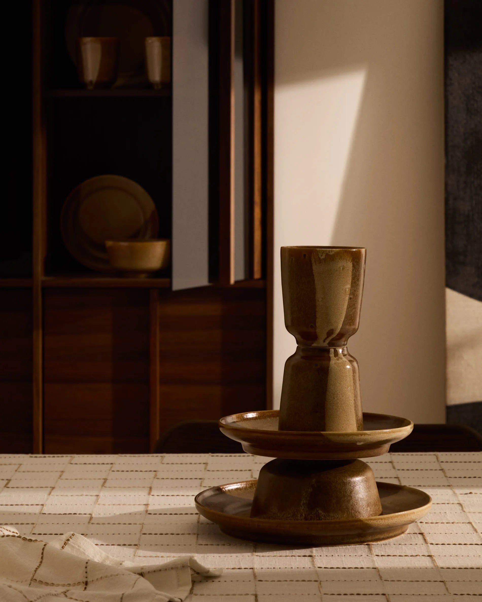 Elegante braune Keramiktasse von Kave Home, stilvoll und langlebig, ideal für Kaffee oder Tee.