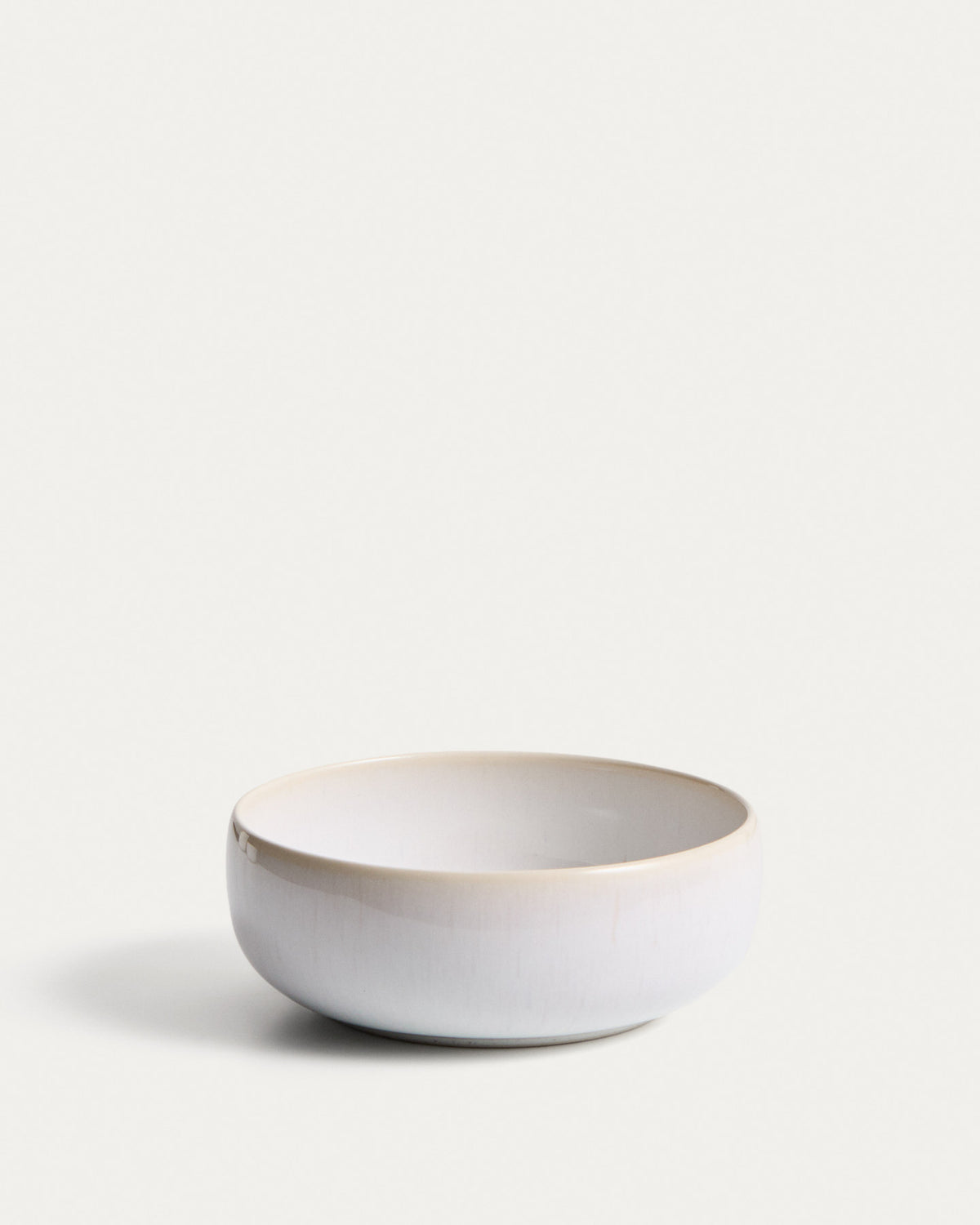 Schale Uilo aus Keramik in Weiss in Weiss präsentiert im Onlineshop von KAQTU Design AG. Schale ist von Kave Home