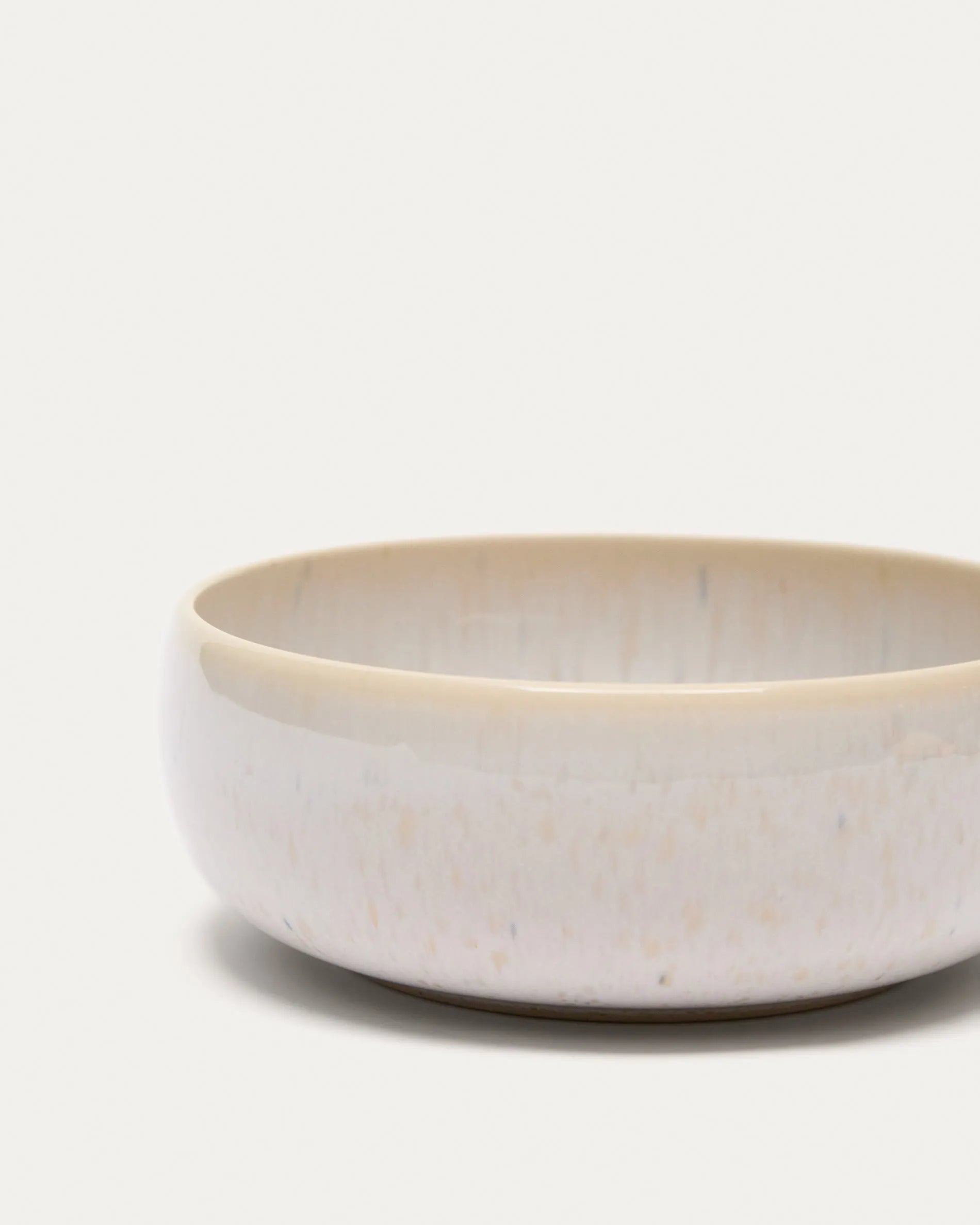 Elegante weiße Keramikschale von Kave Home, ideal für stilvolle Präsentationen und vielseitig einsetzbar, spülmaschinenfest.